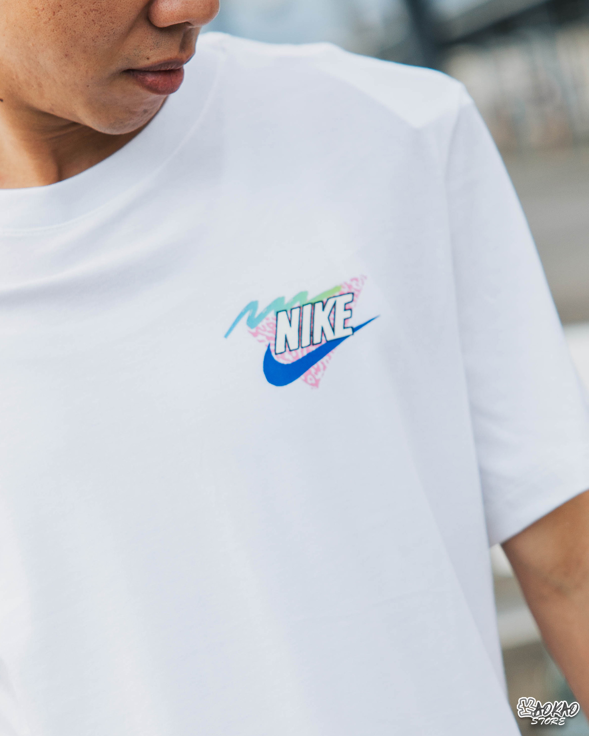 NIKE 左胸彩虹小勾 衝浪巴哥犬 海灘 塗鴉 印花 短T【FD6637-100】