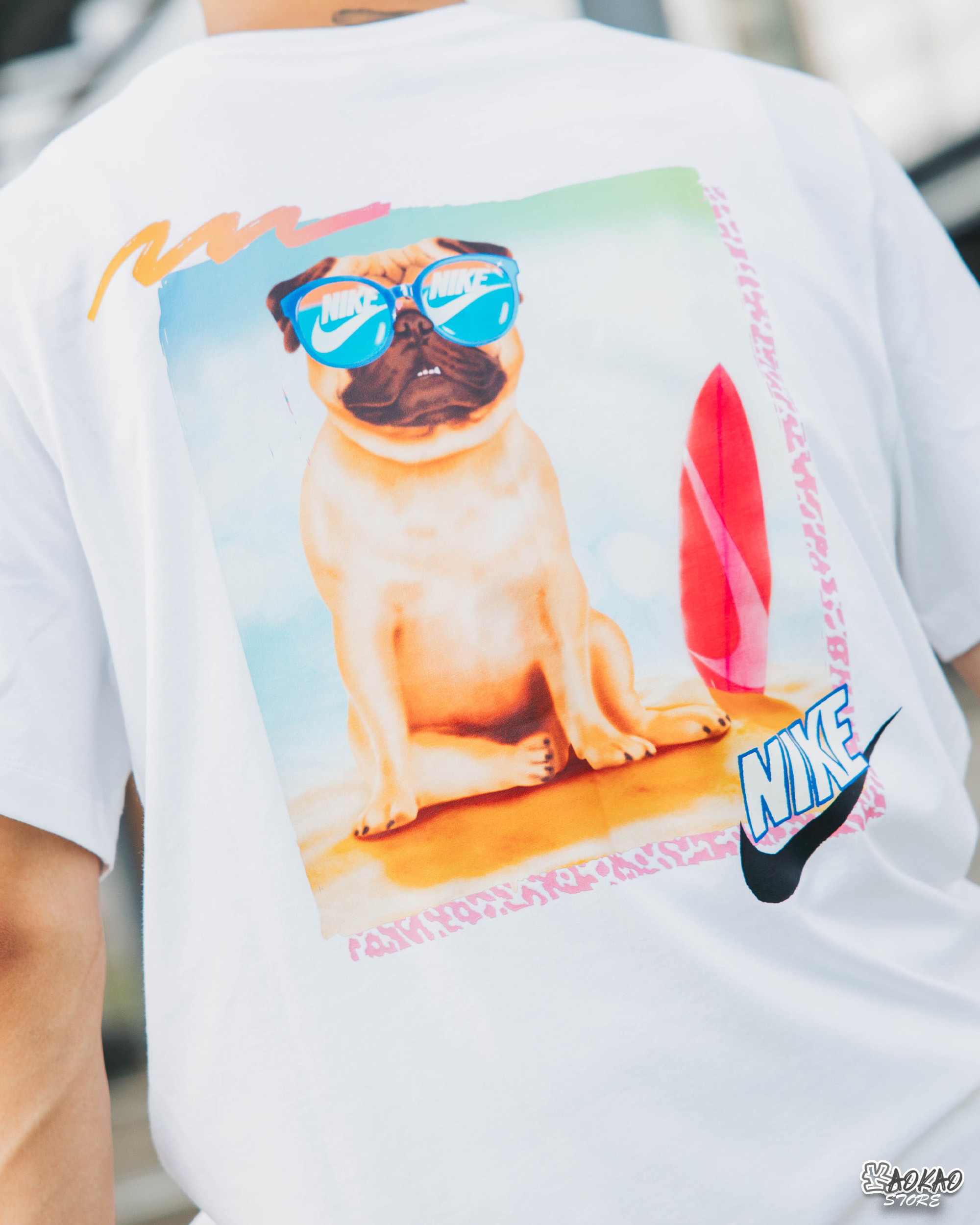 NIKE 左胸彩虹小勾 衝浪巴哥犬 海灘 塗鴉 印花 短T【FD6637-100】