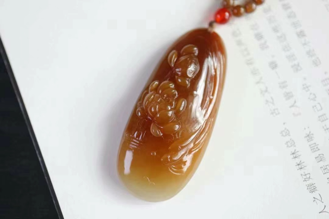 721710 和田玉且末糖白雕花吊墜