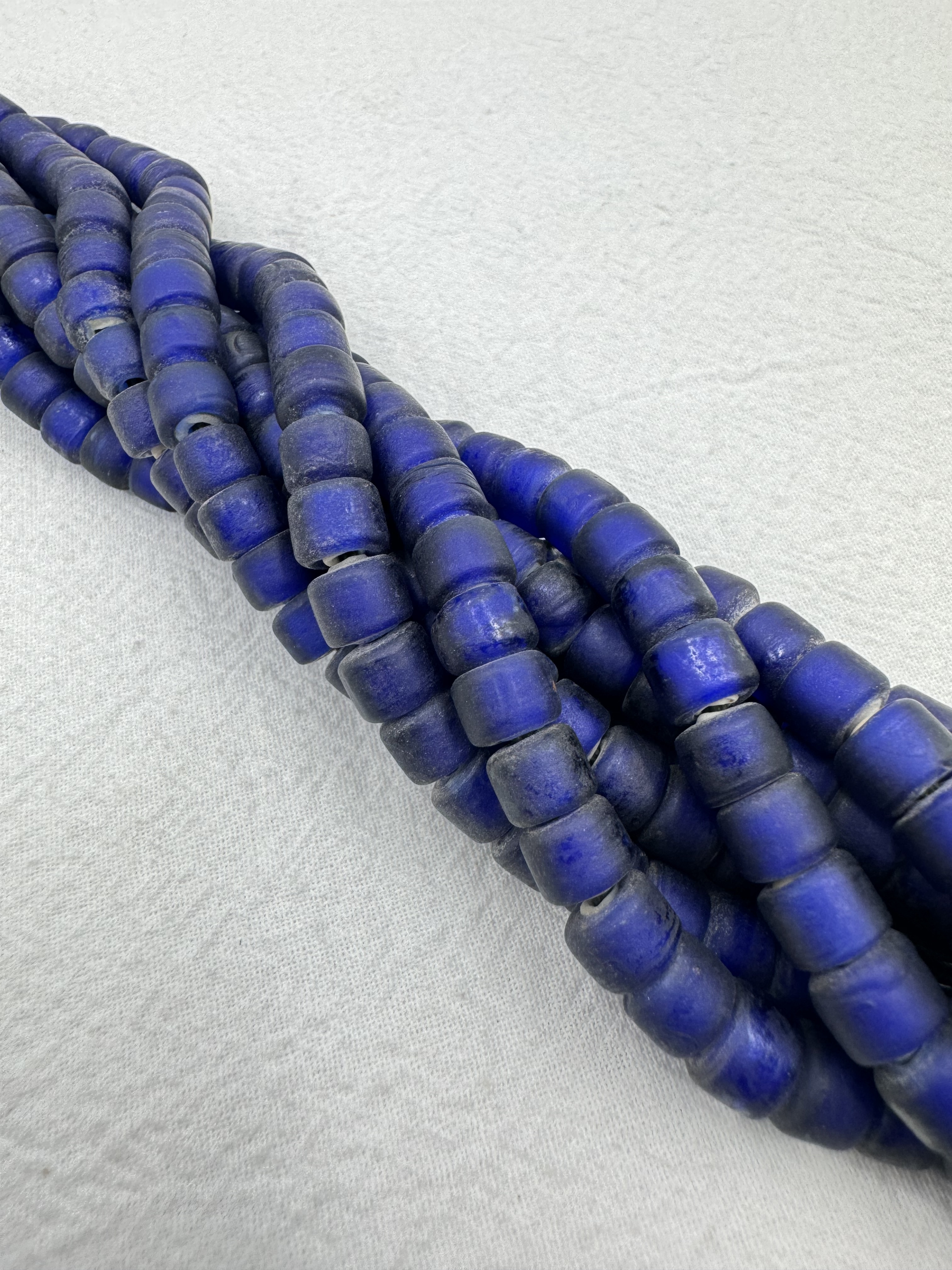 條-No.4尼泊爾古老藍珠7.5*5.5長69cm約107顆