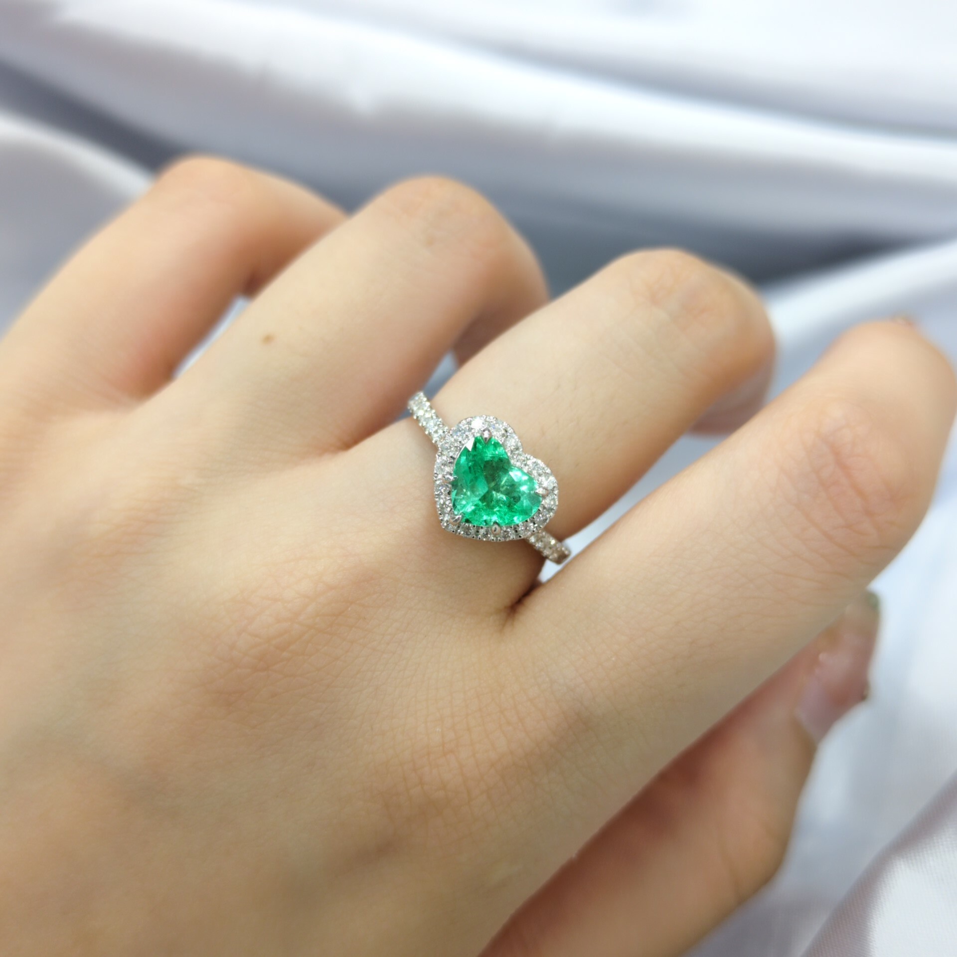18K White Gold 0.97ct Emerald and Diamond Ring