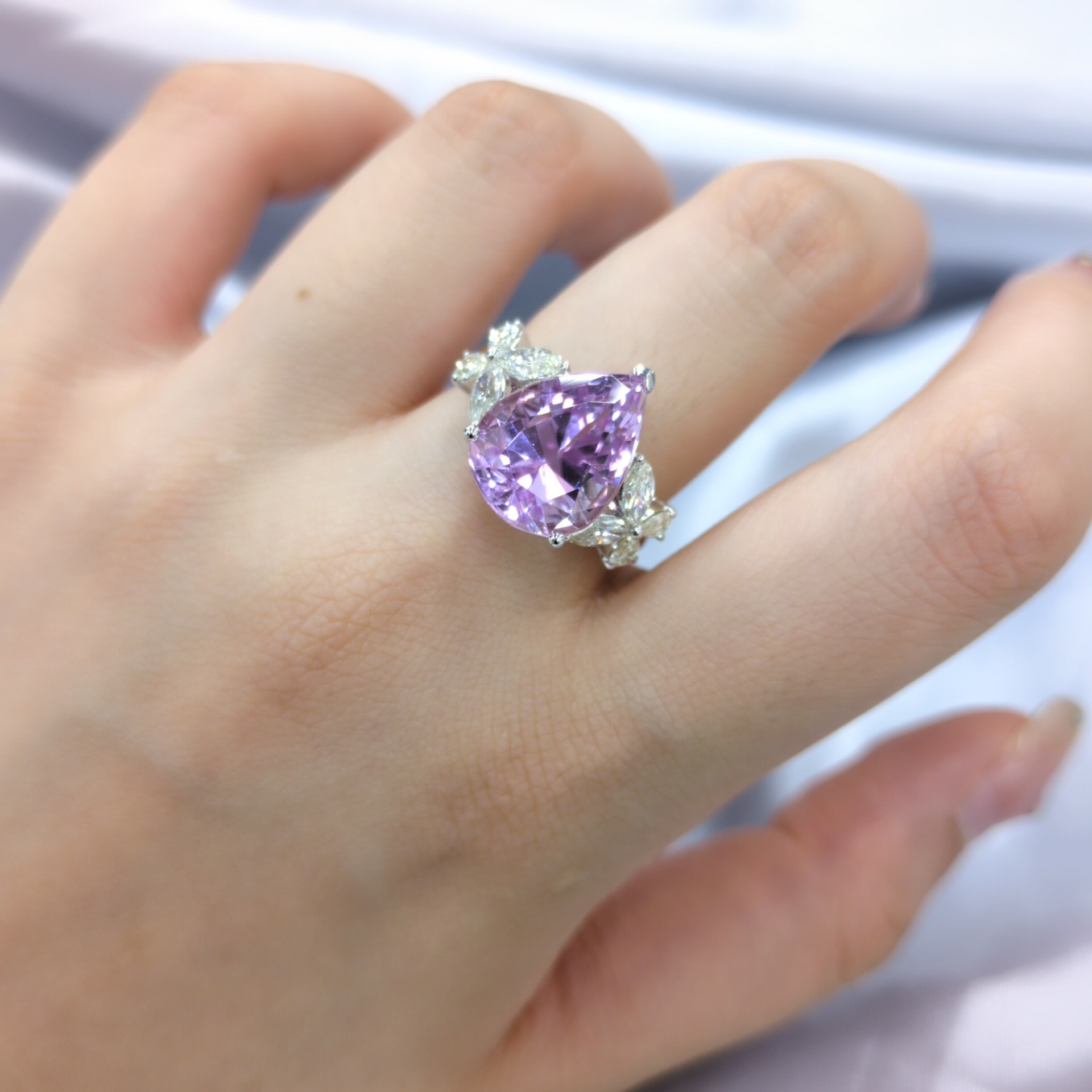 18K White Gold 7.90ct Kunzite and Diamond Ring