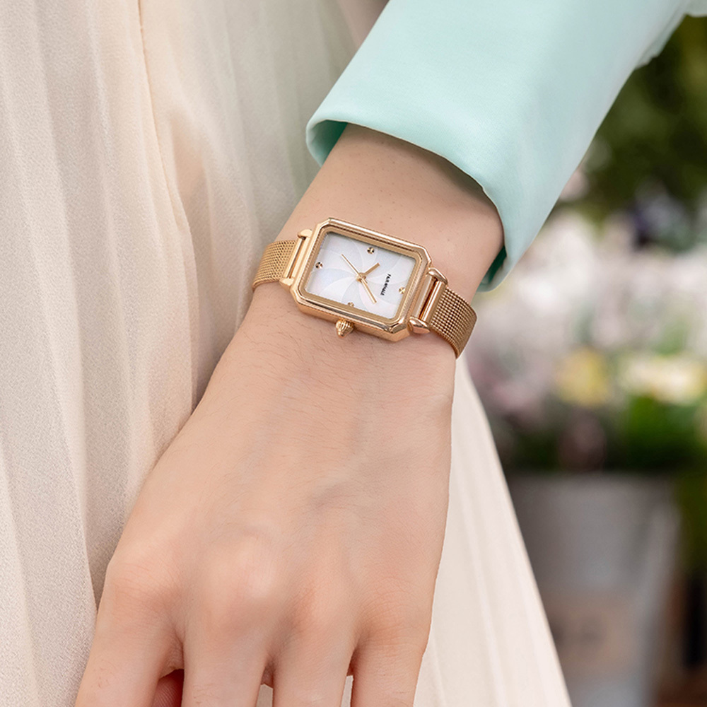 【Mark fairwhale馬克菲爾】風車錶面精雕錶冠女用米蘭皮革錶帶錶-3290