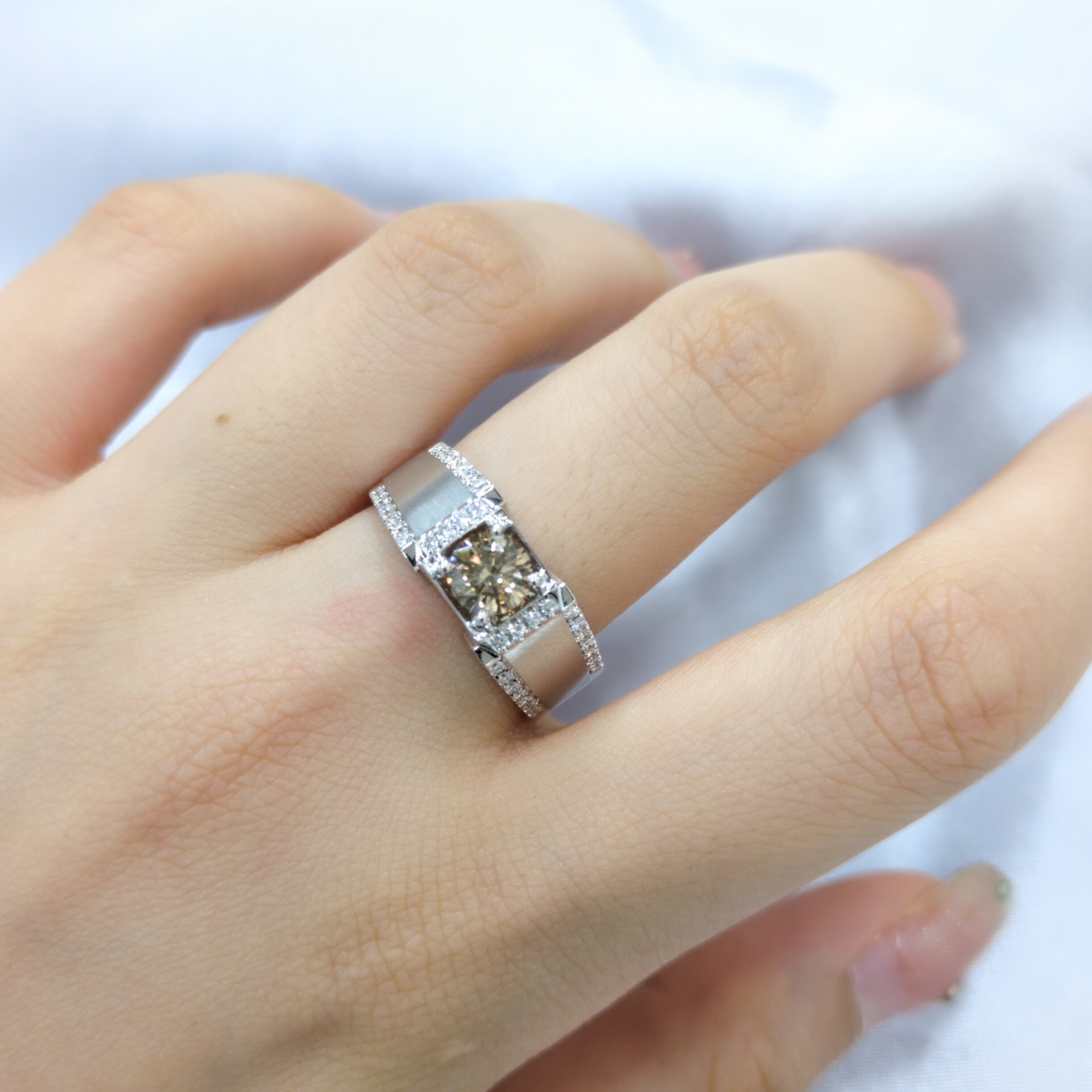 18K Gold 0.84ct Fancy Champagne Diamond Ring