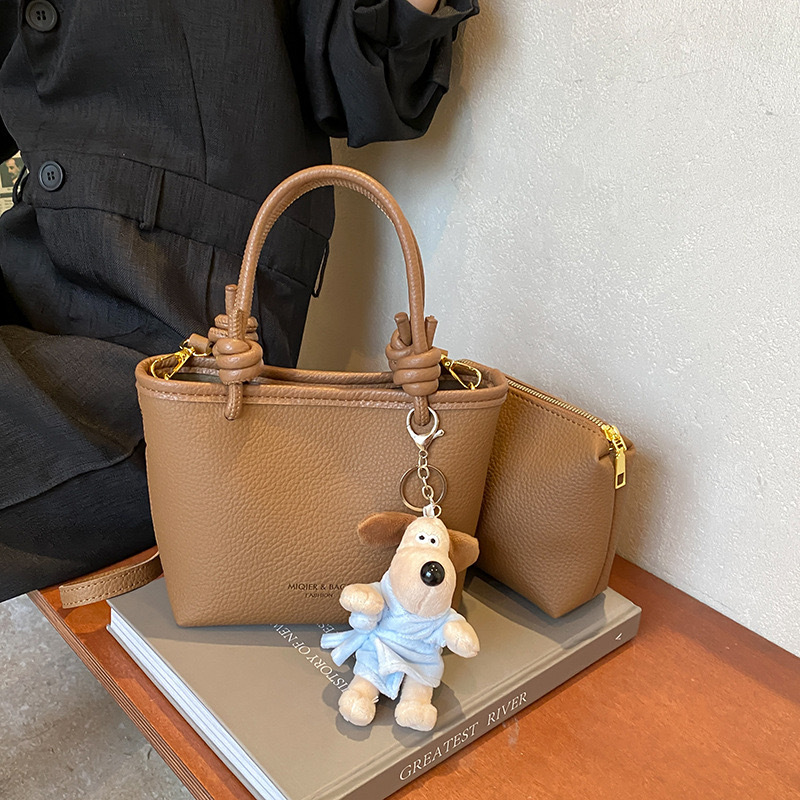 C25荔枝紋吊飾手提包