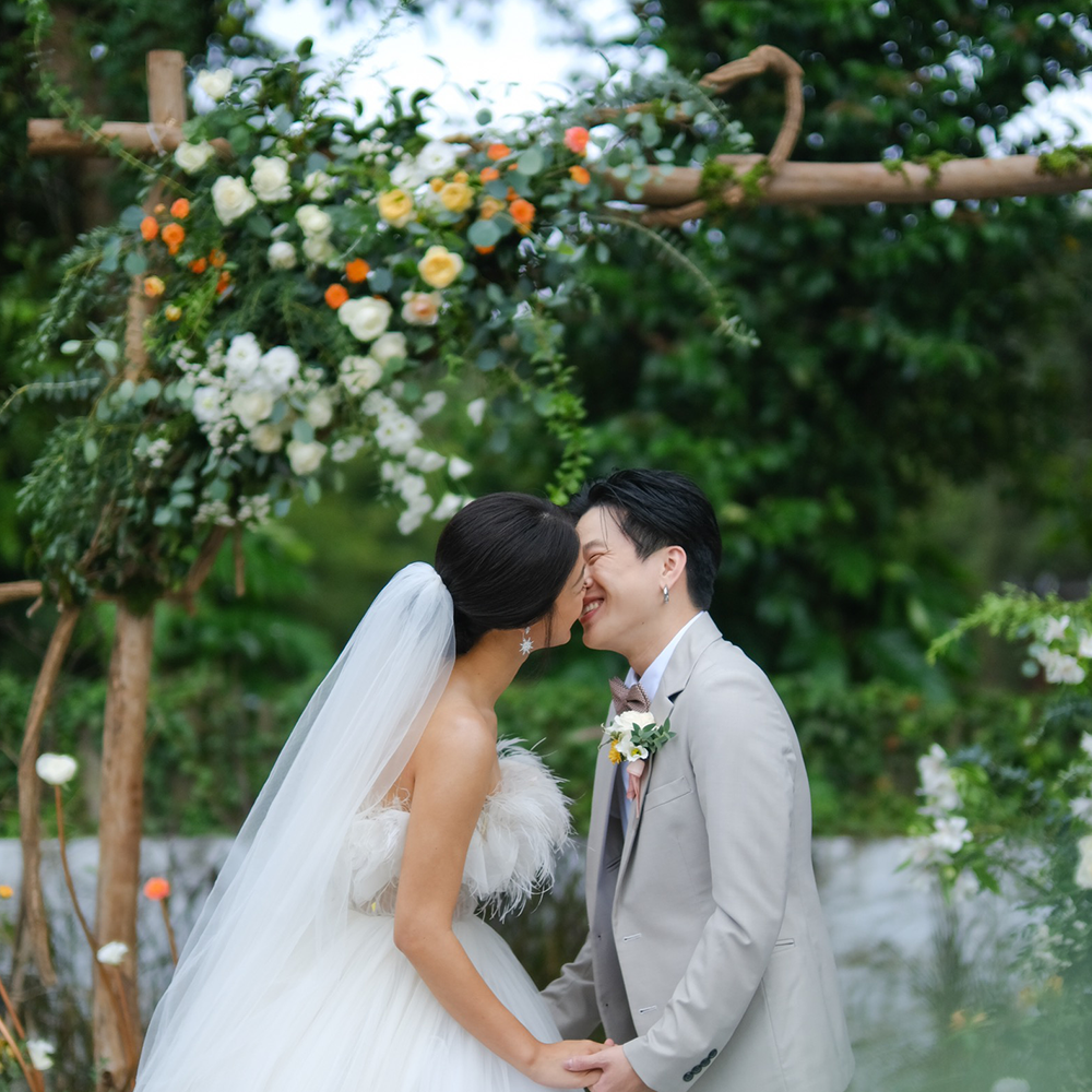 美麗的台北戶外證婚區與新人親吻的照片