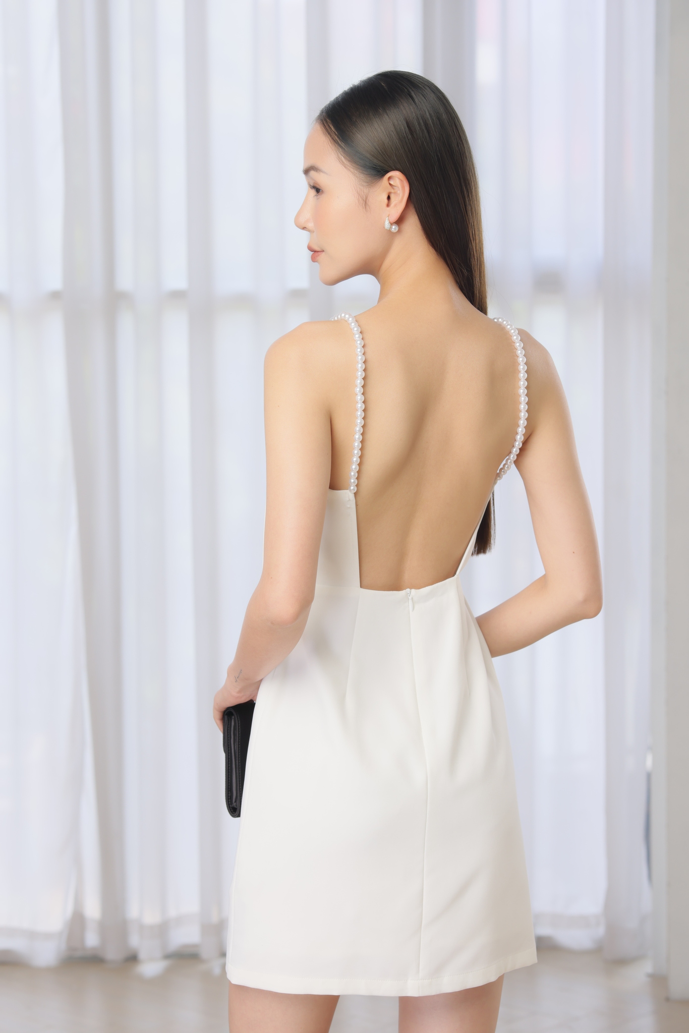 珍珠肩帶 露背洋裝 (黑/白)