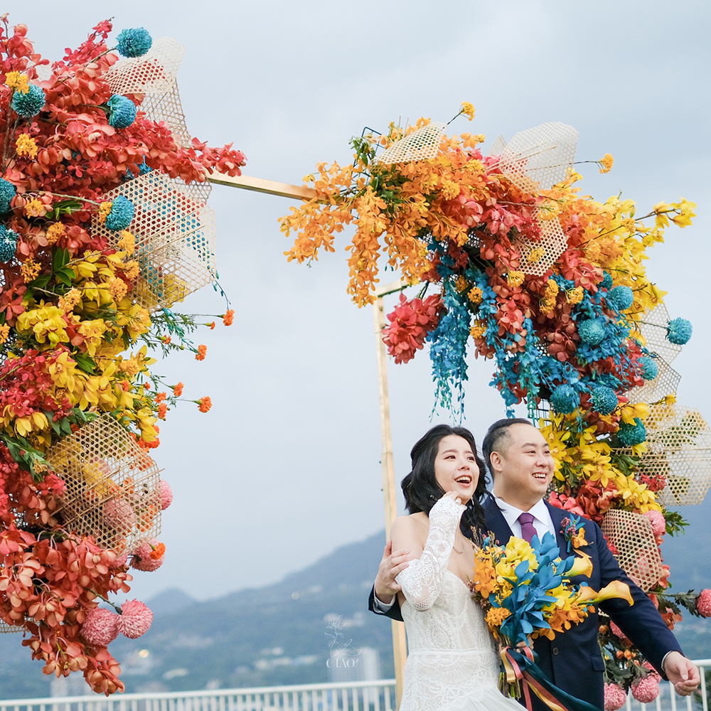 色彩鮮豔獨特的台北戶外婚禮儀式區與新人的照片