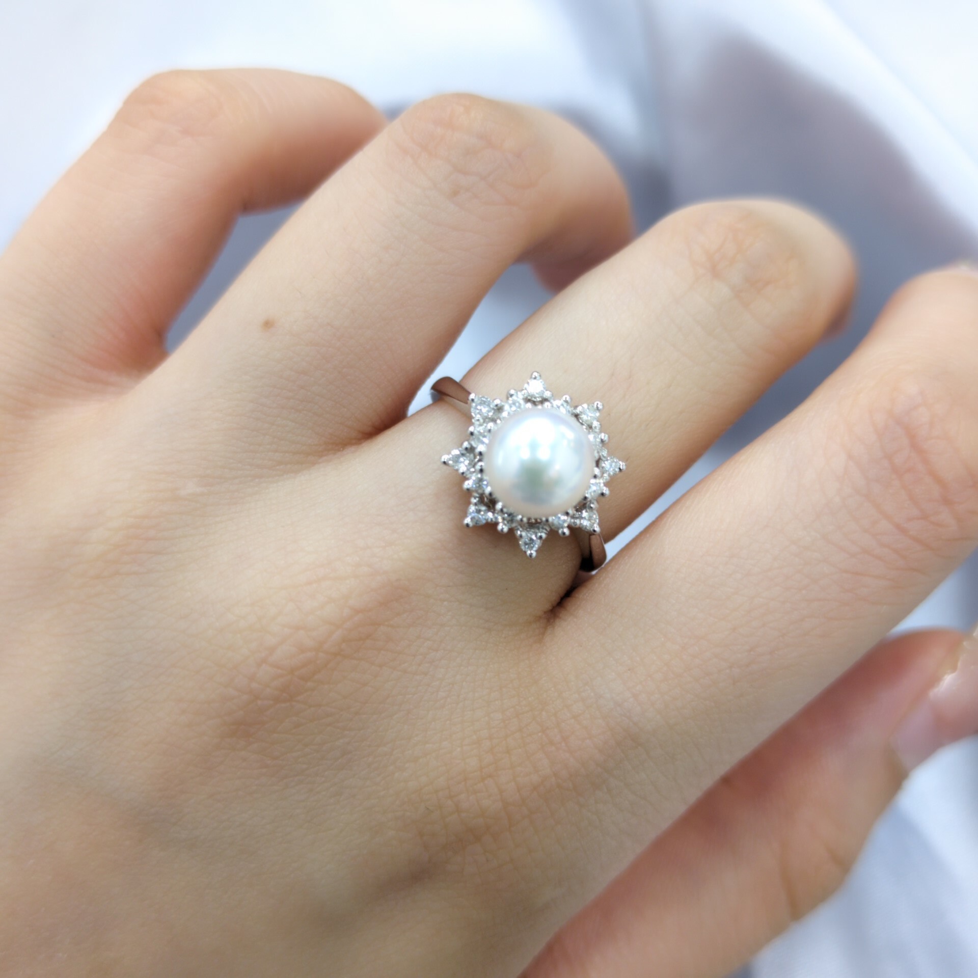 18K White Gold 0.23ct Diamond and Rearl Ring