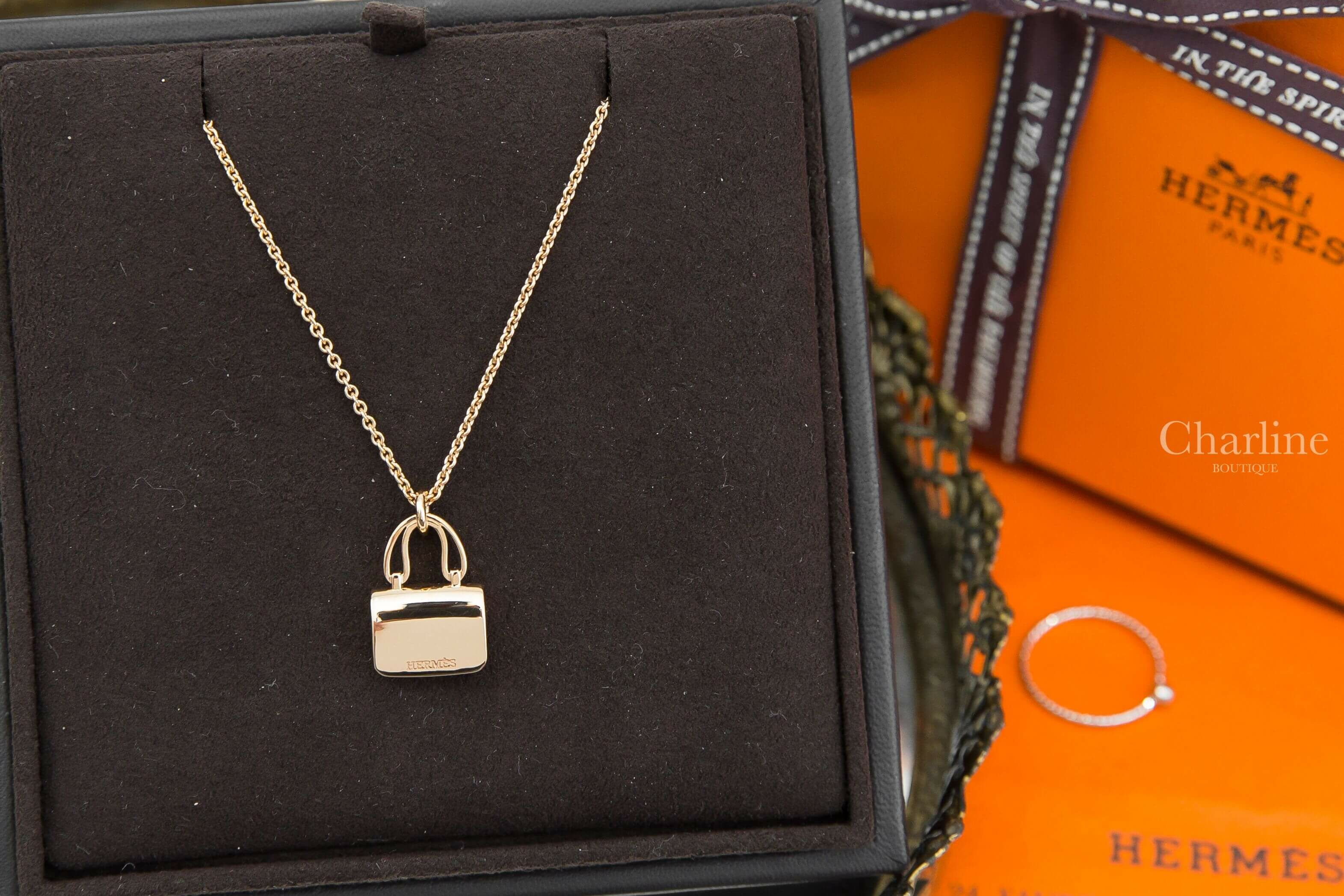Hermès Amulettes Constance Pendant 玫瑰金鑲鑽康康包墜飾項鍊-Charline Boutique 精品代購