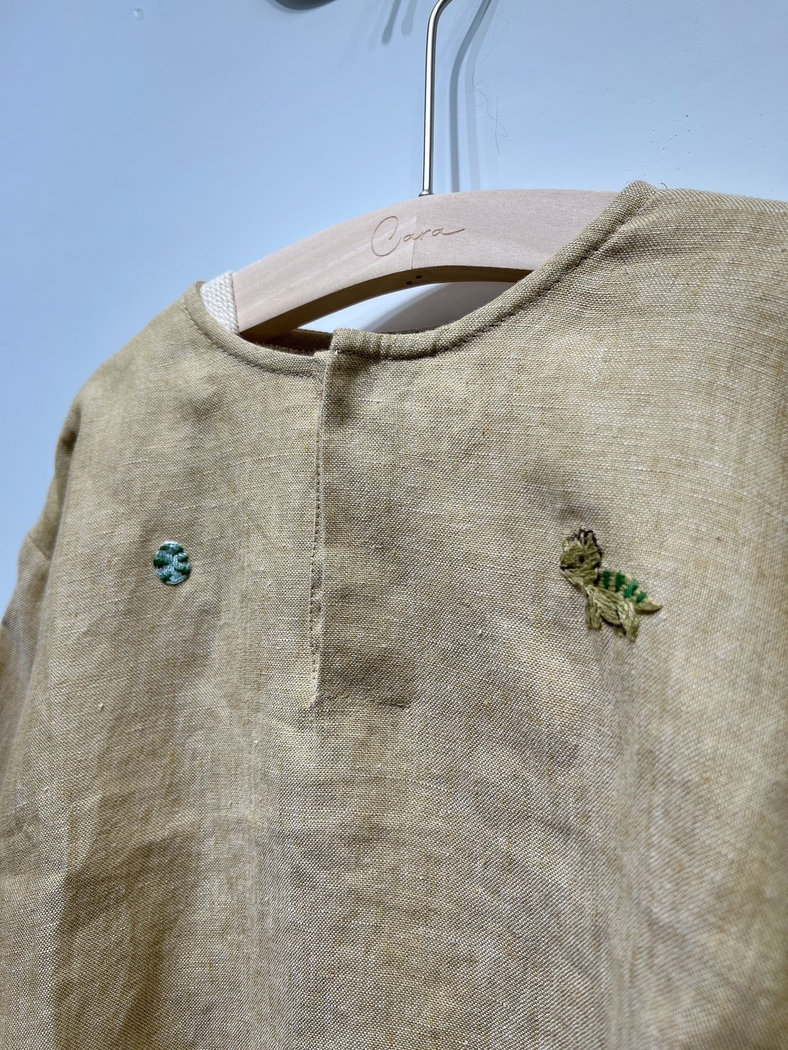 ALL THE BEAUTIFUL LINEN 恐龍&蛋刺繡 長袖V領上衣LONG SLEEVE V NECK SHIRT