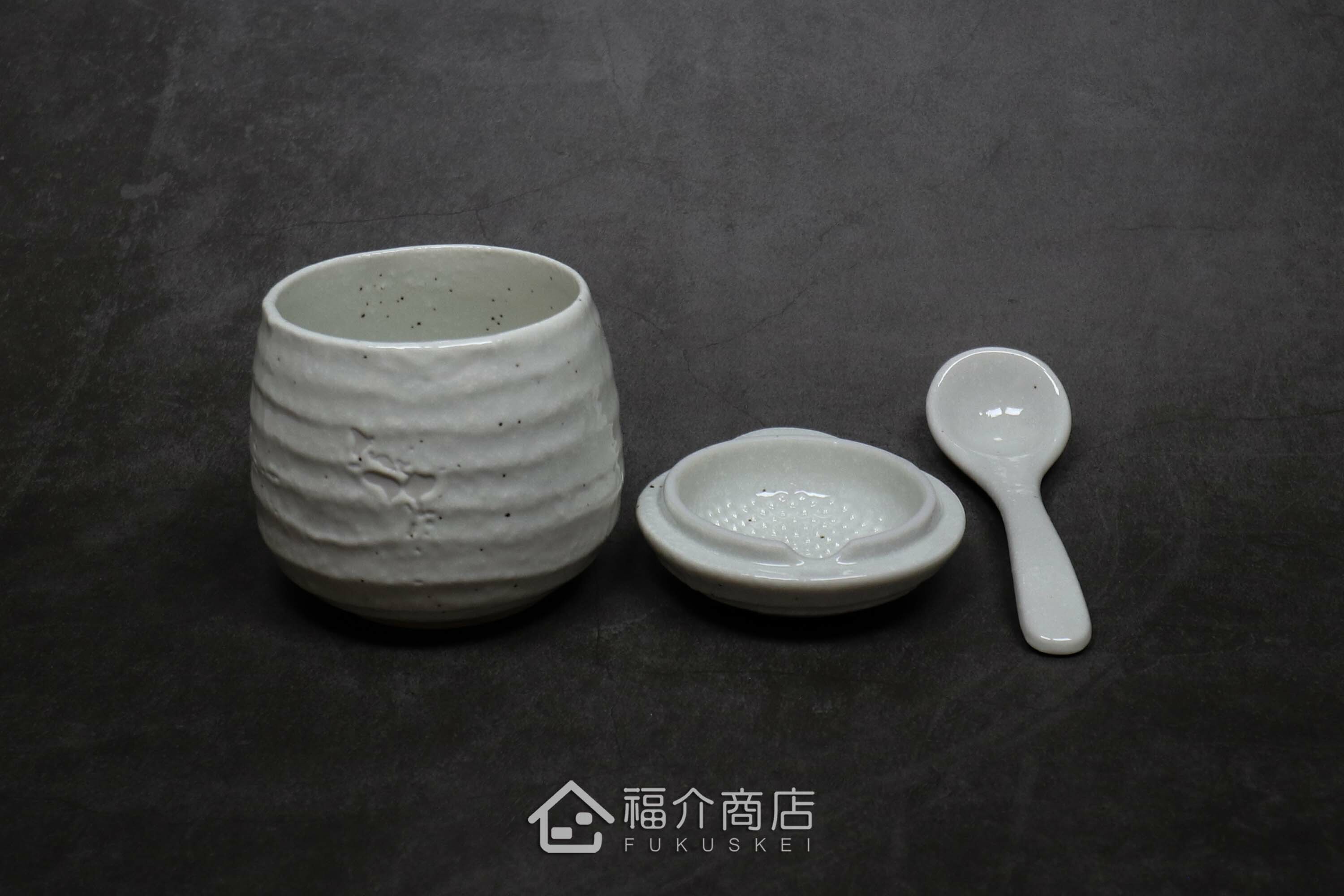 盛裝茶碗蒸食物的白色陶碗附湯匙