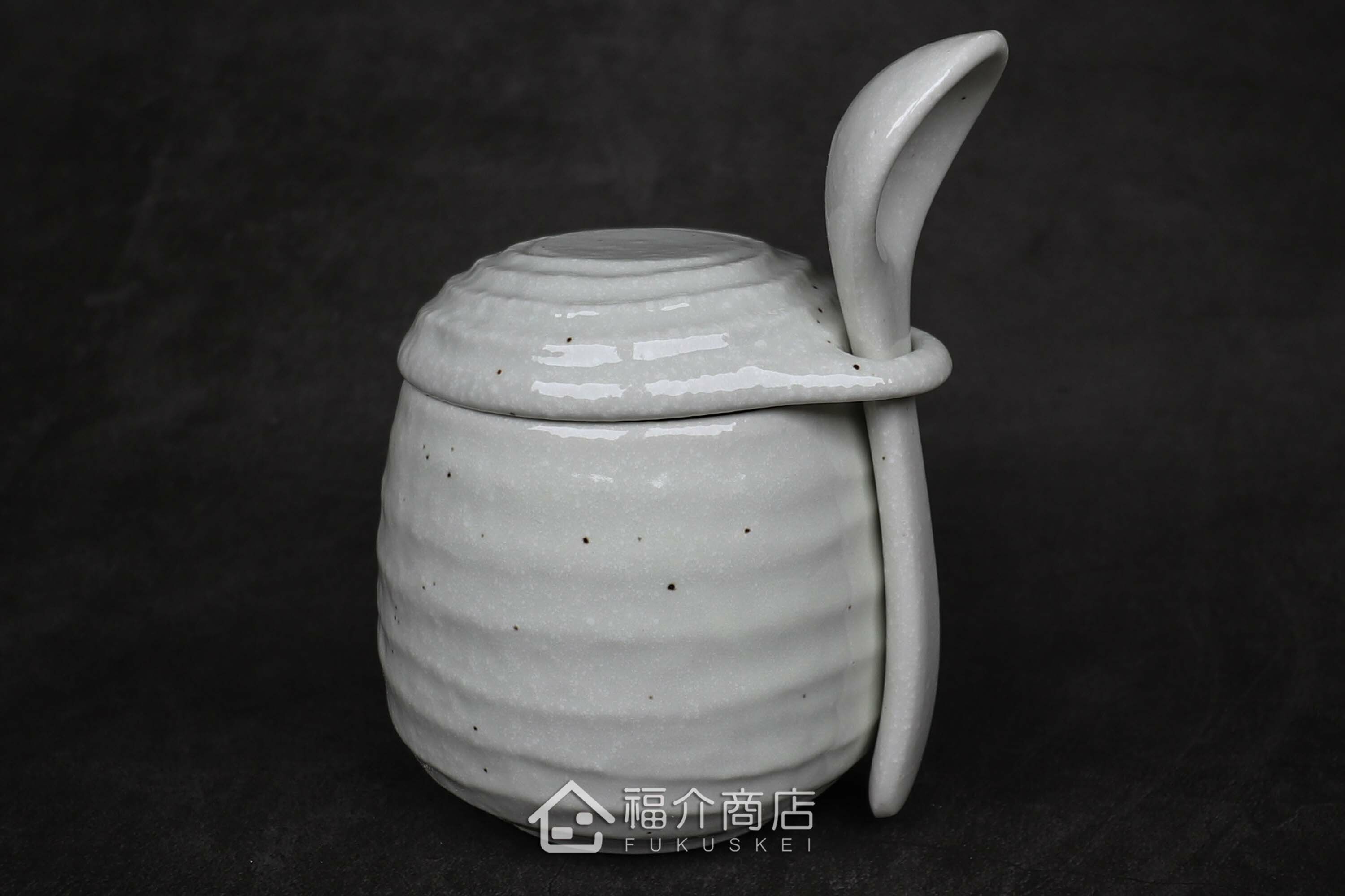 盛裝茶碗蒸食物的白色陶碗附湯匙