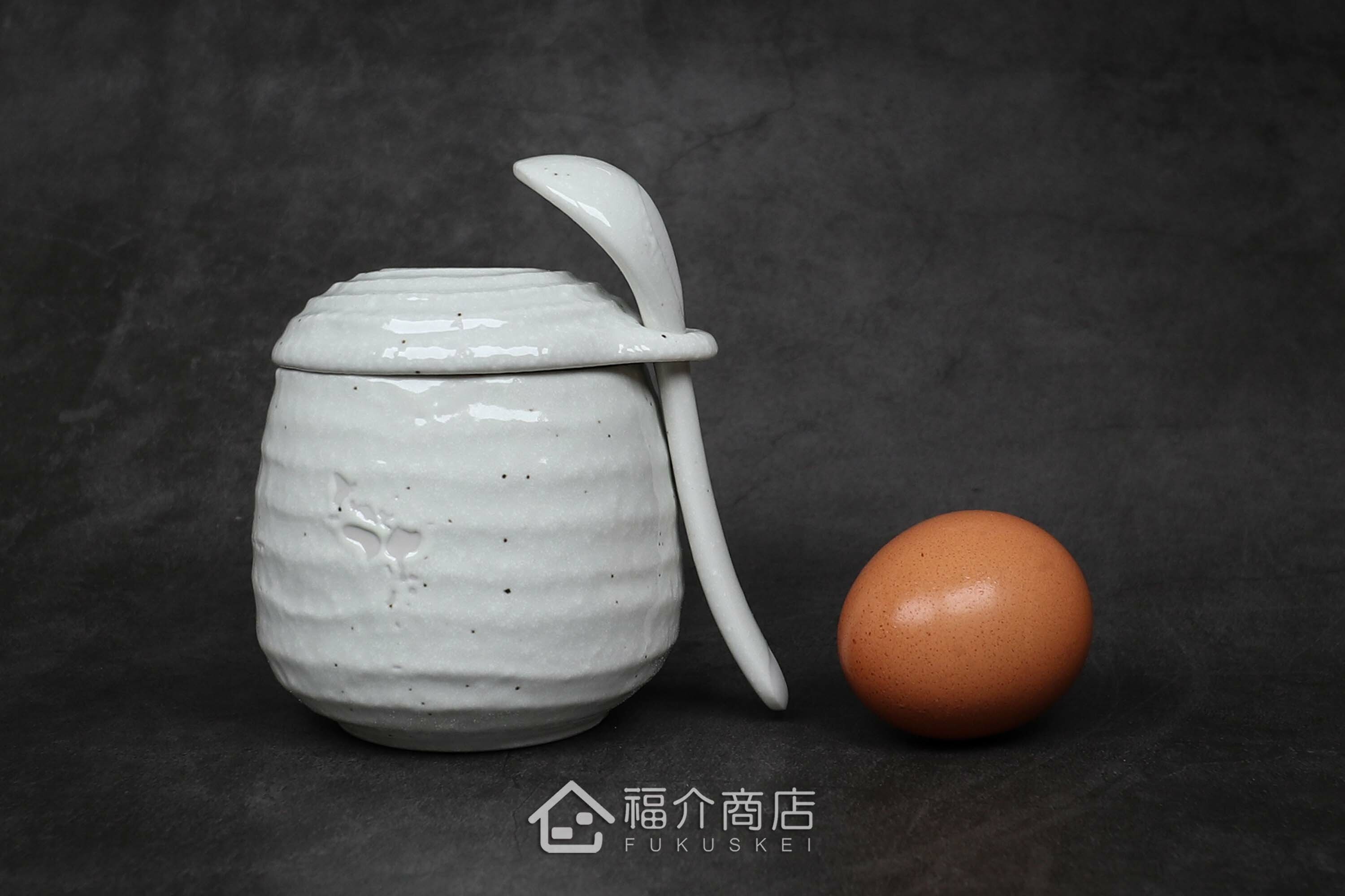 盛裝茶碗蒸食物的白色陶碗附湯匙與雞蛋合照