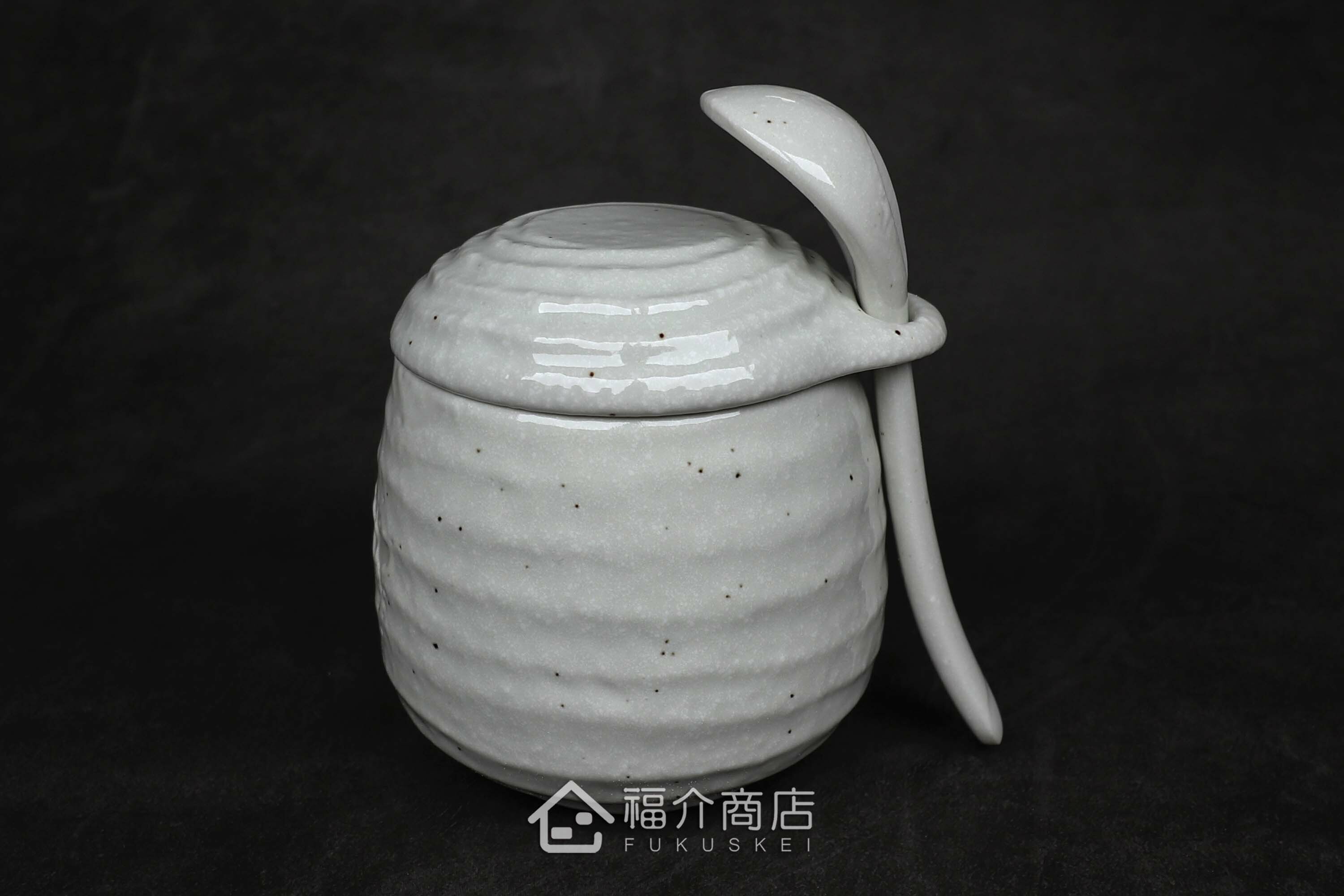 盛裝茶碗蒸食物的白色陶碗附湯匙