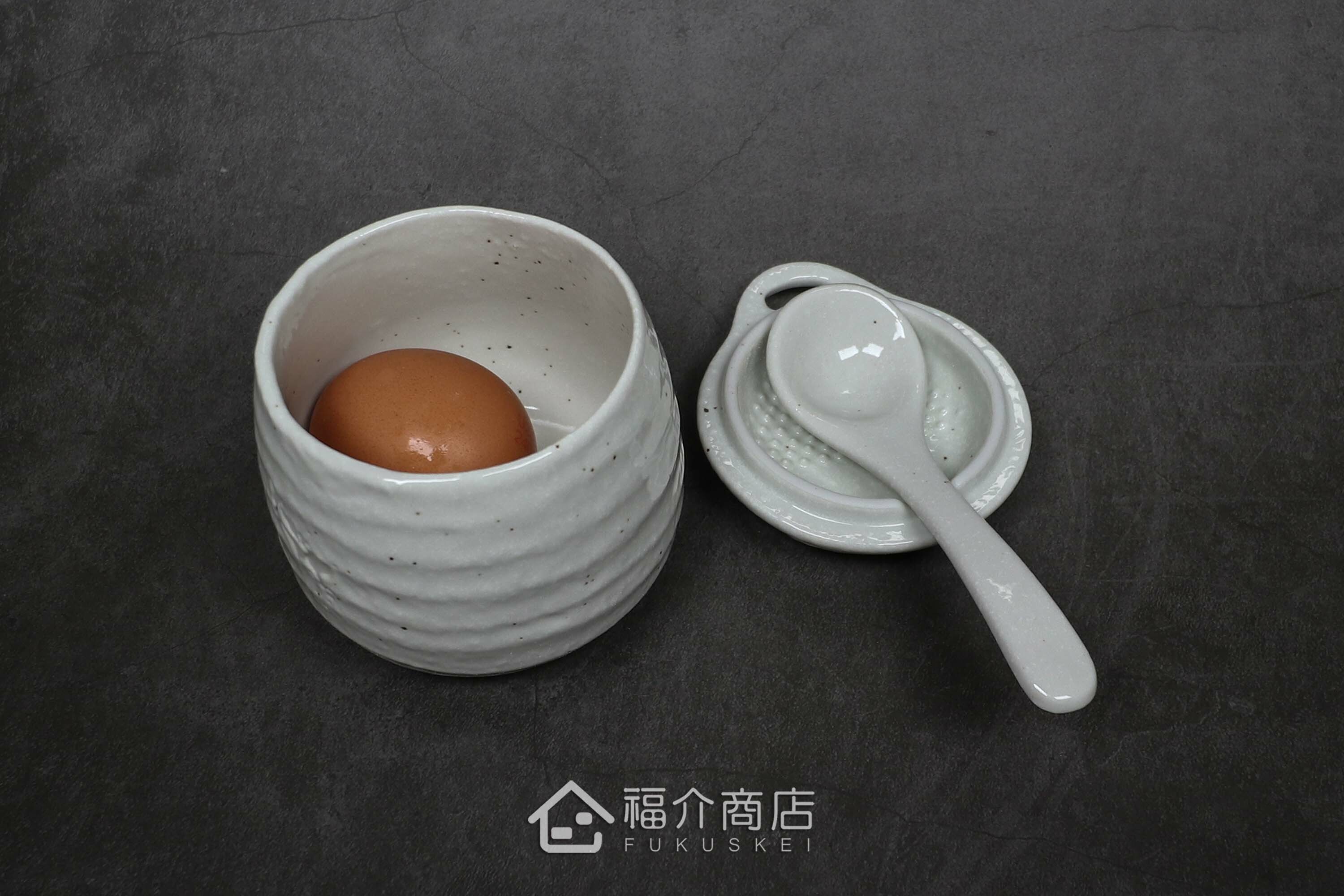 盛裝茶碗蒸食物的白色陶碗附湯匙與雞蛋合照