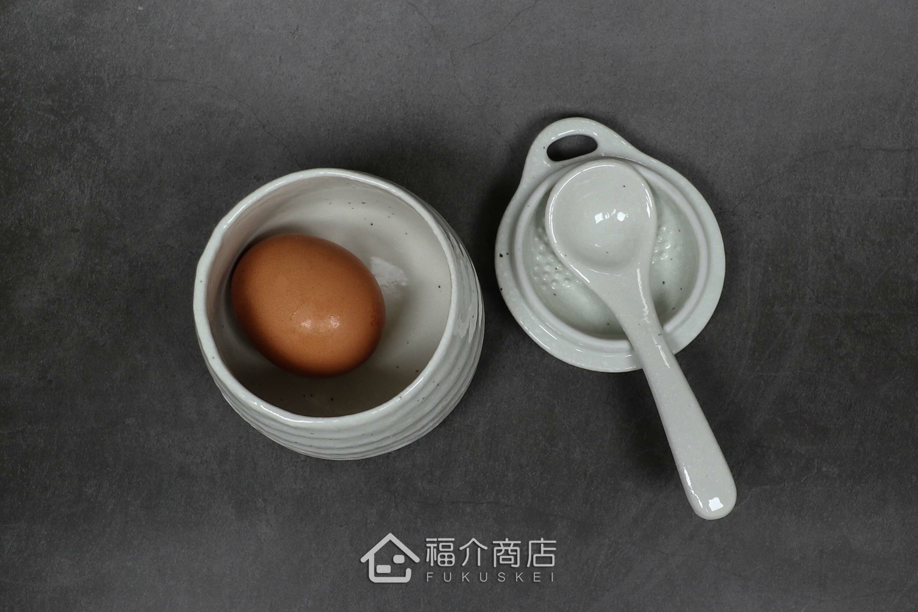 盛裝茶碗蒸食物的白色陶碗附湯匙與雞蛋合照