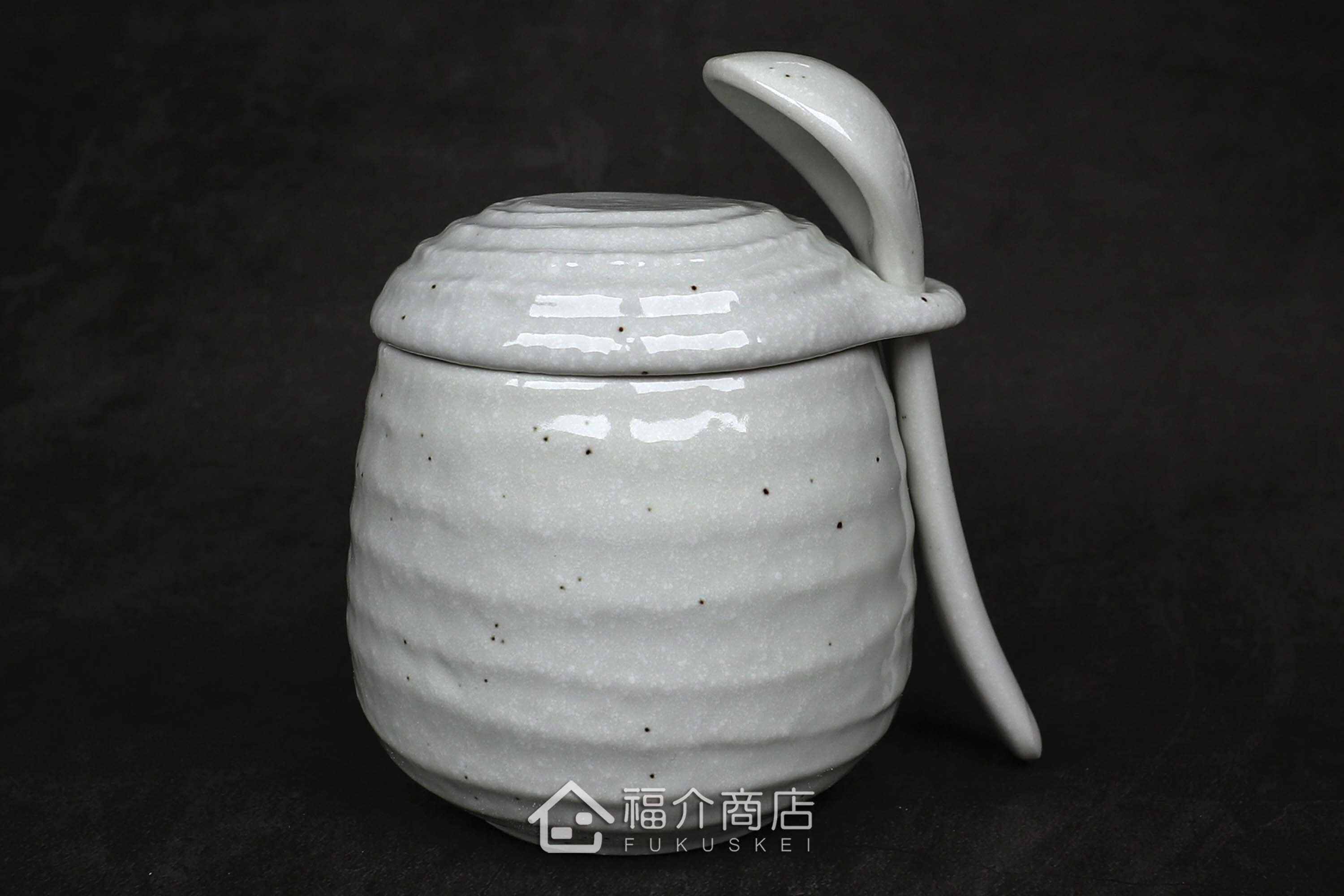 盛裝茶碗蒸食物的白色陶碗附湯匙