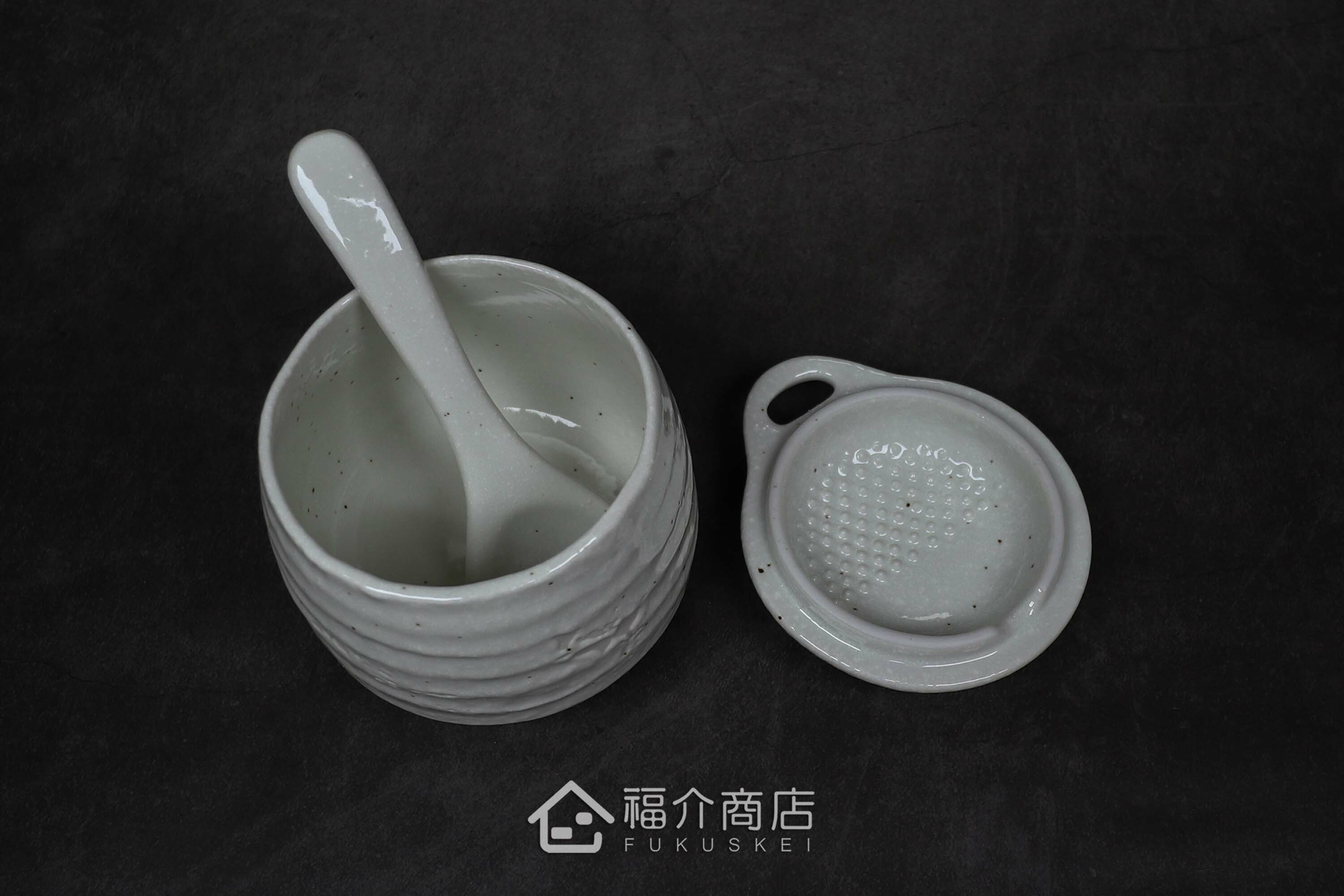 盛裝茶碗蒸食物的白色陶碗附湯匙