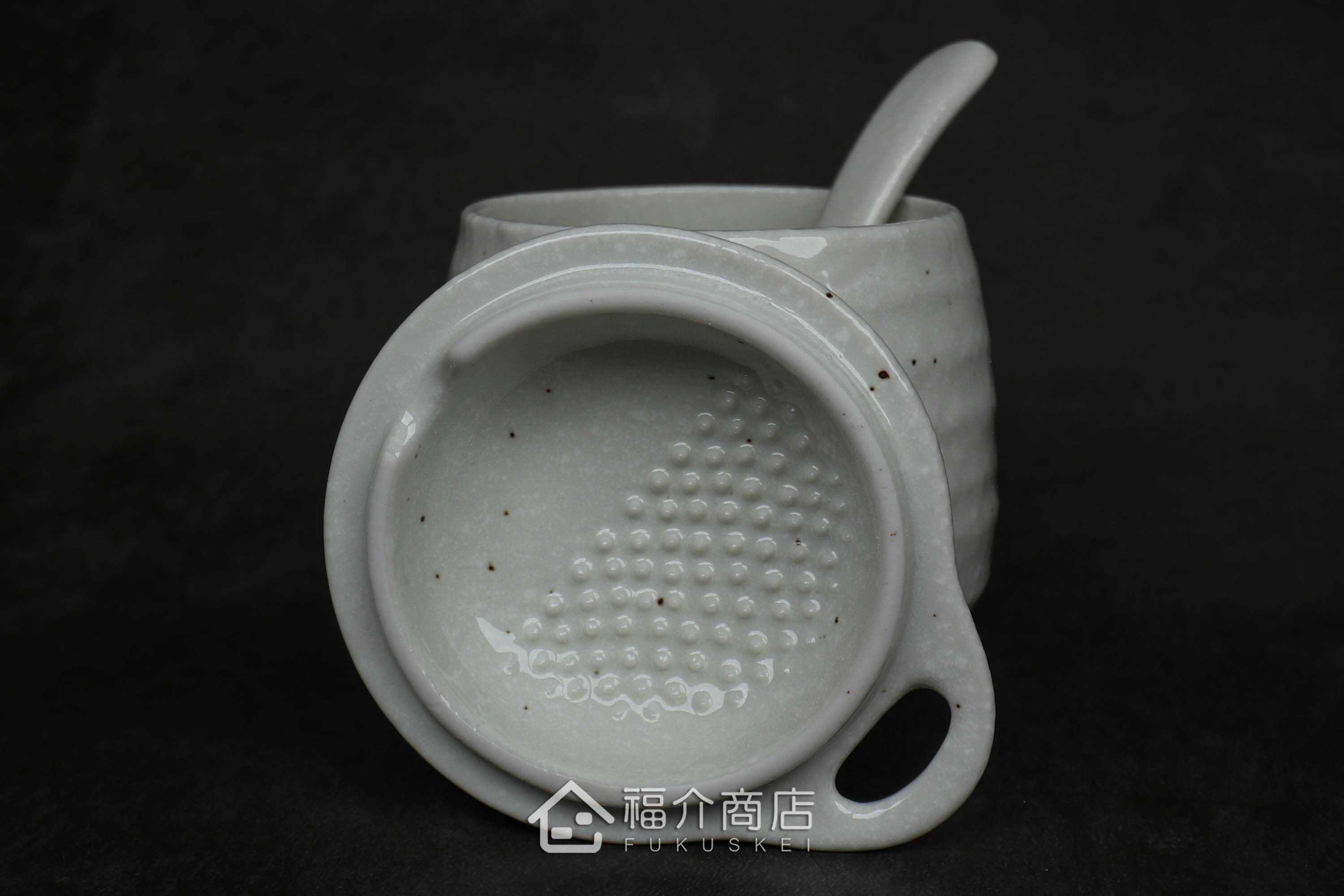 盛裝茶碗蒸食物的白色陶碗附湯匙