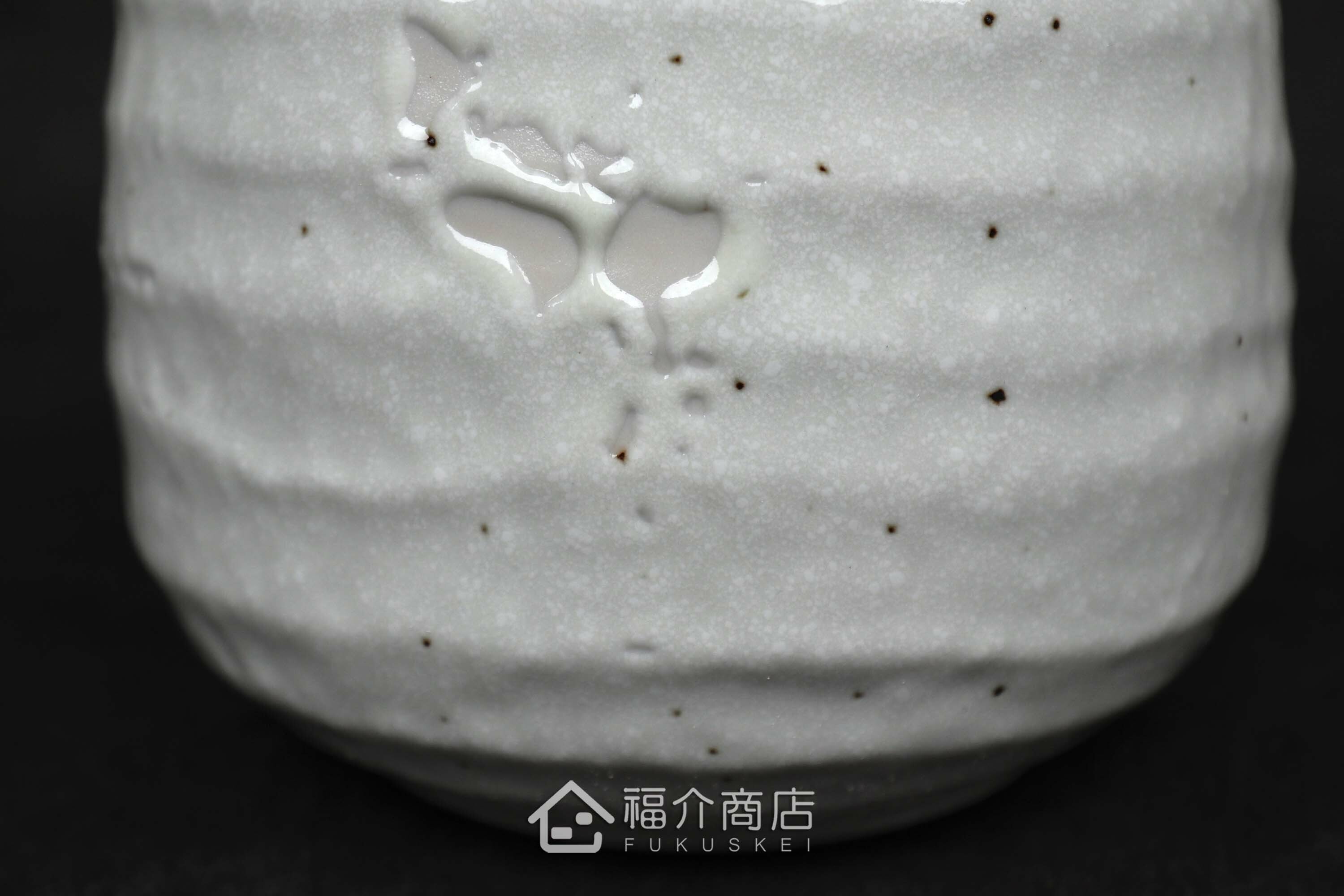 盛裝茶碗蒸食物的白色陶碗附湯匙