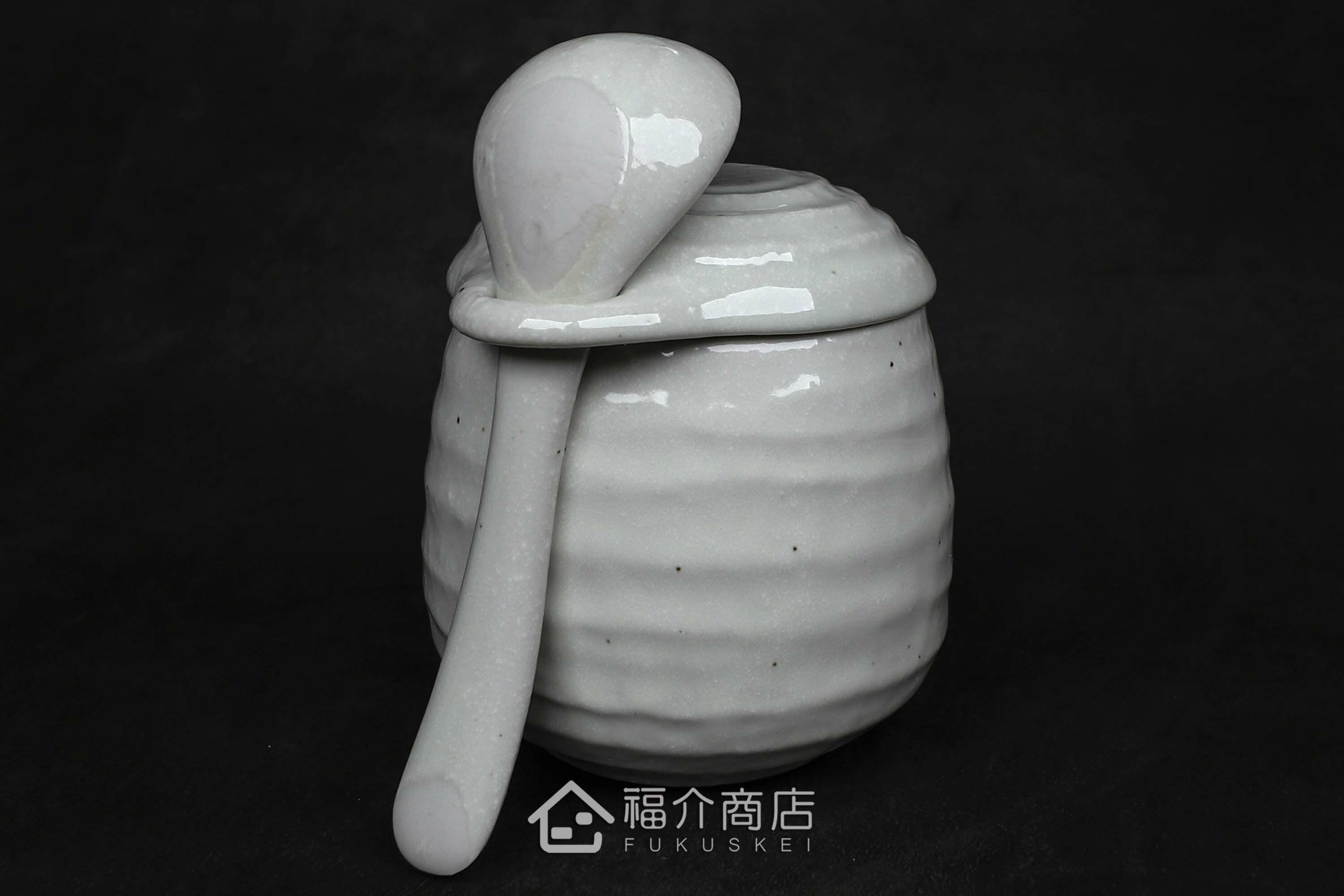 盛裝茶碗蒸食物的白色陶碗附湯匙