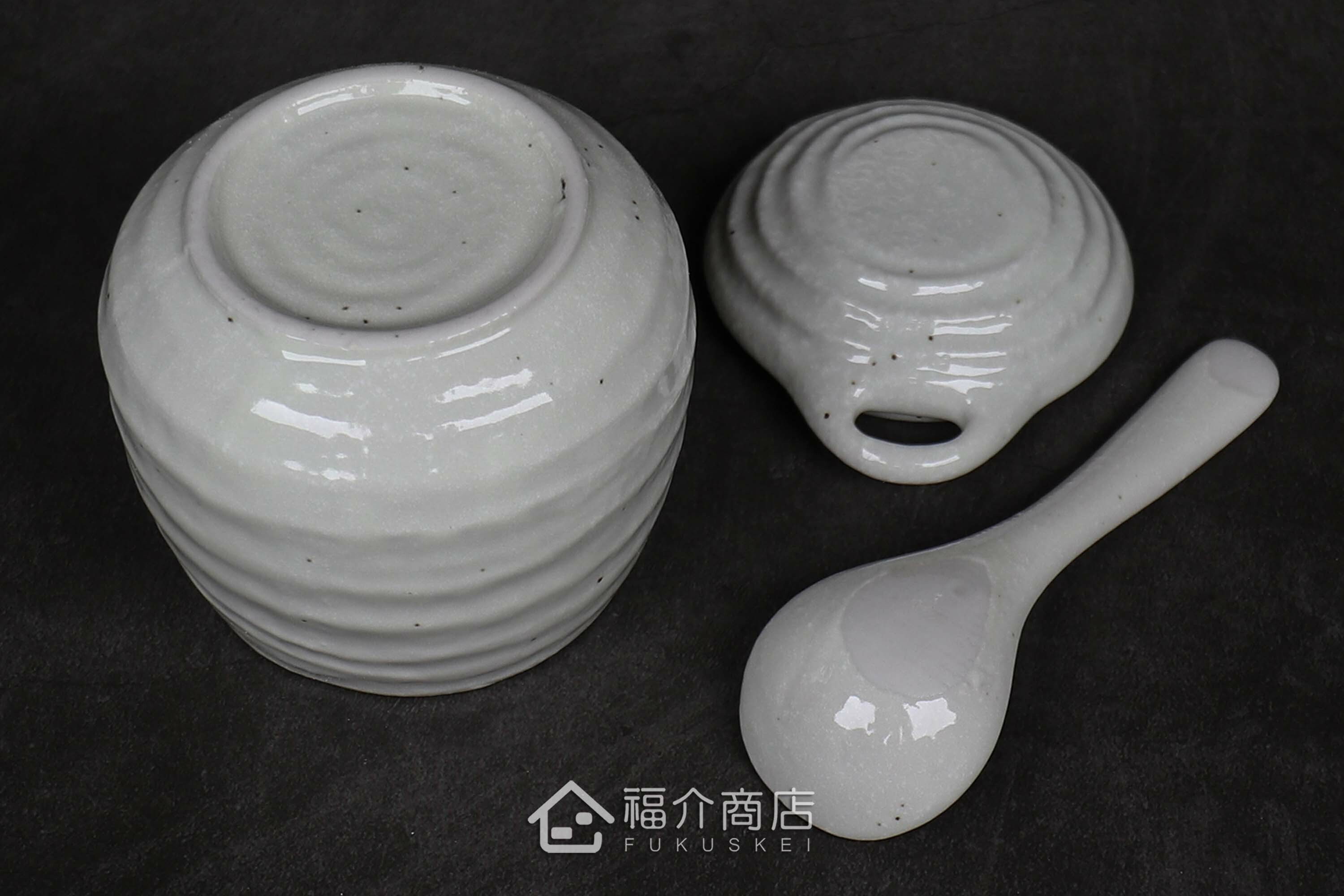 盛裝茶碗蒸食物的白色陶碗附湯匙