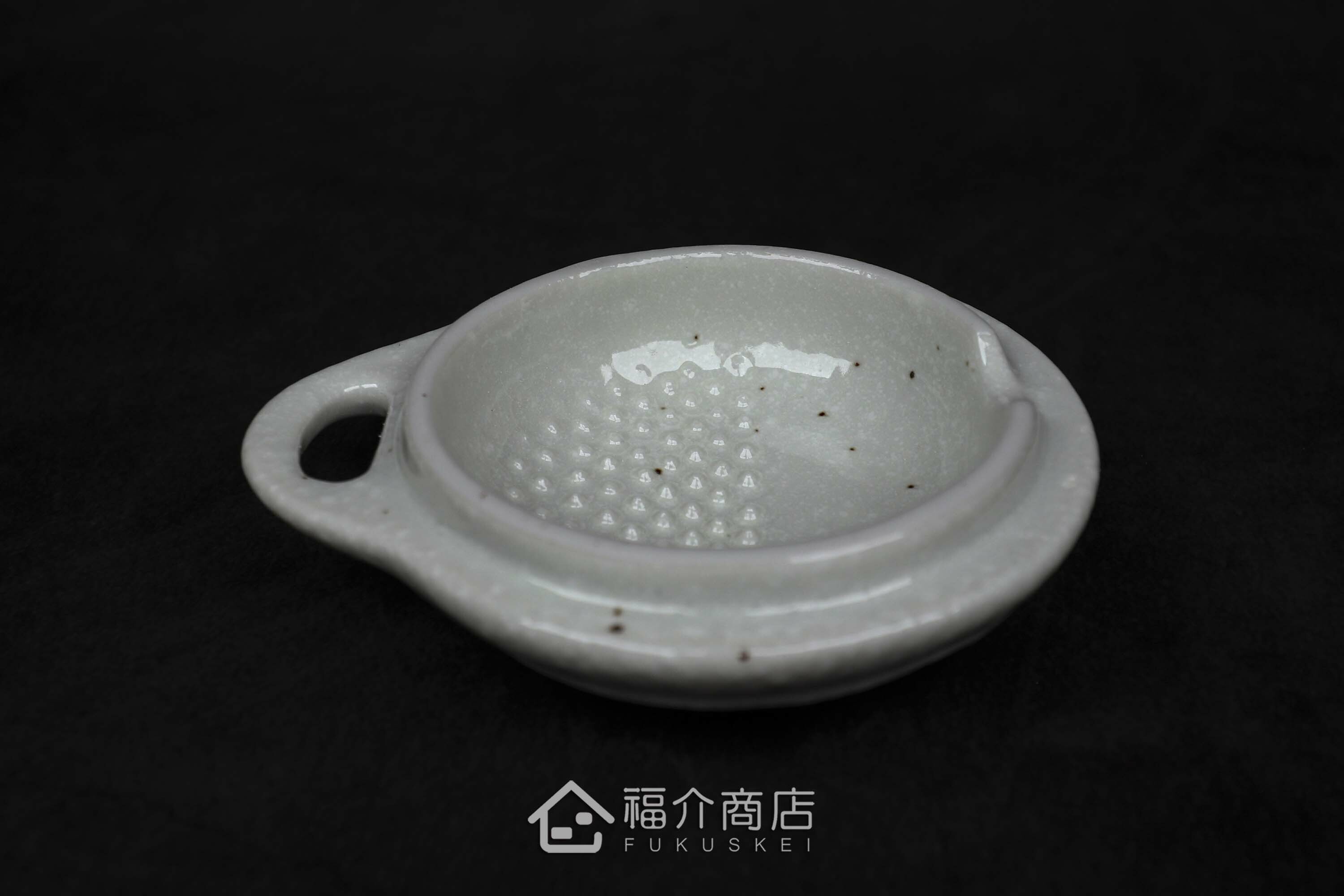 盛裝茶碗蒸食物的白色陶碗附湯匙