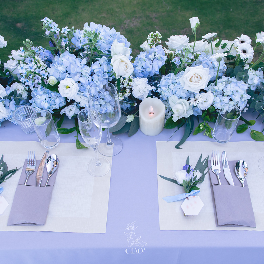 美麗的戶外婚禮主桌花藝佈置