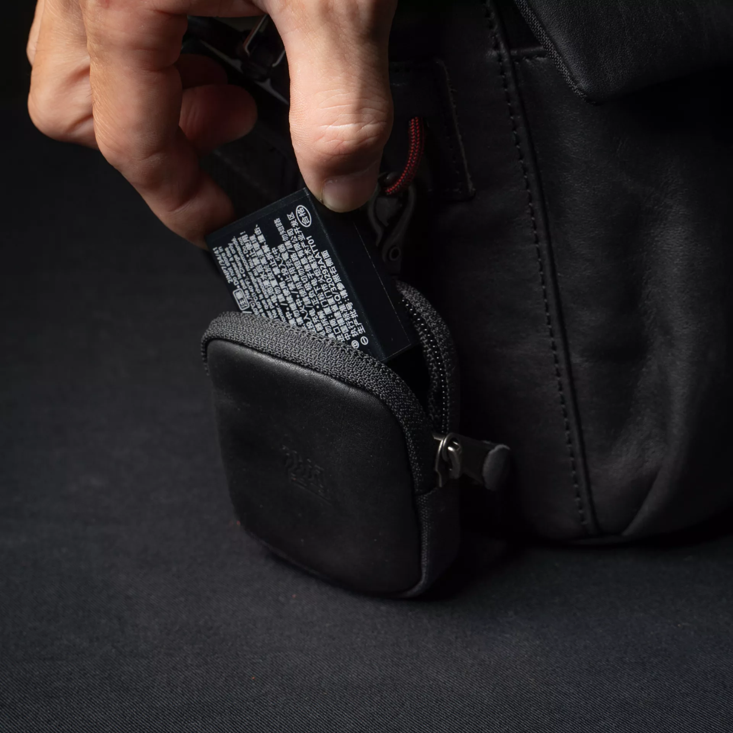 【沃坦】迷你側掛皮革包 零錢收納包 / 全皮 黑