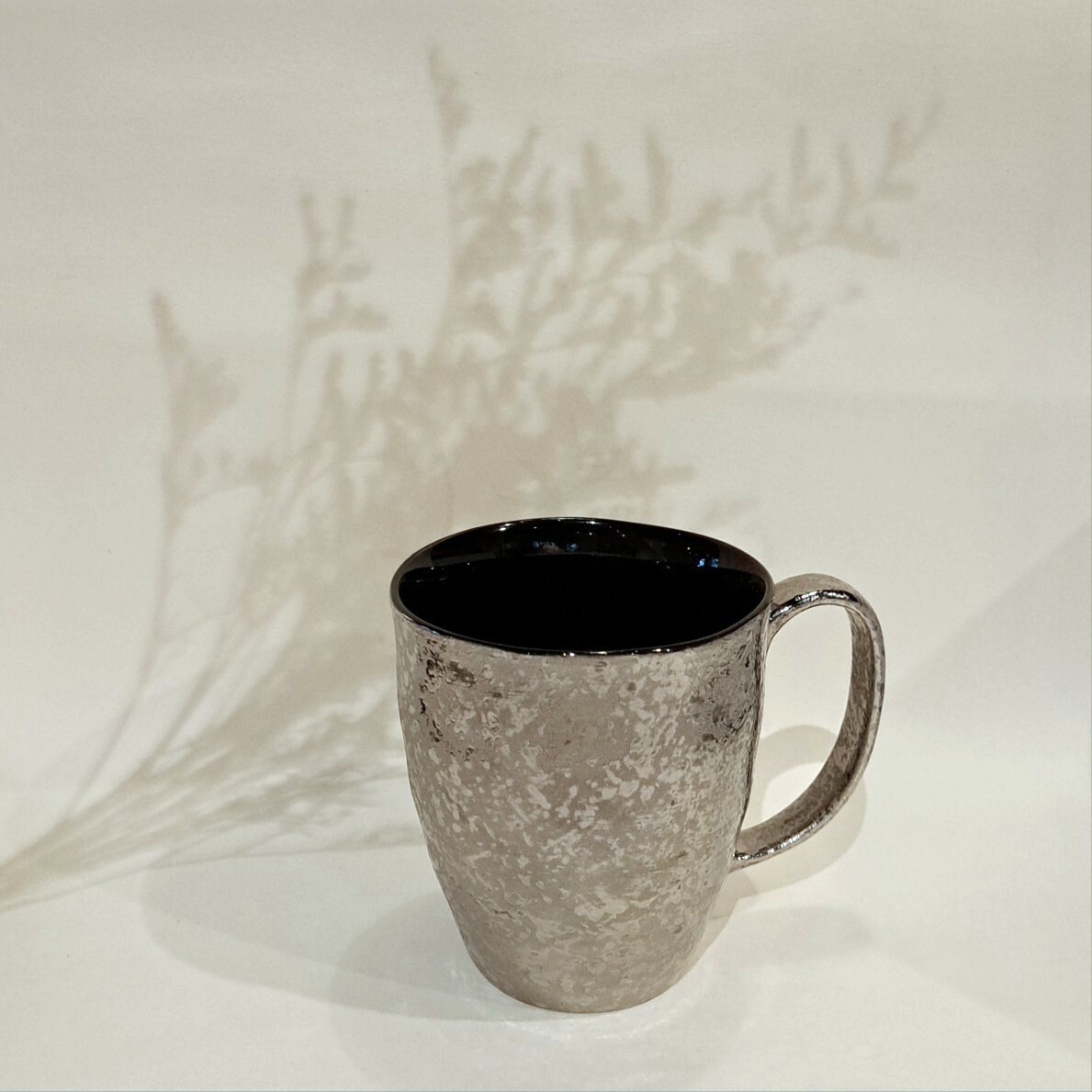 有田燒三光堂 鉑金濃黑釉 波淵馬克杯