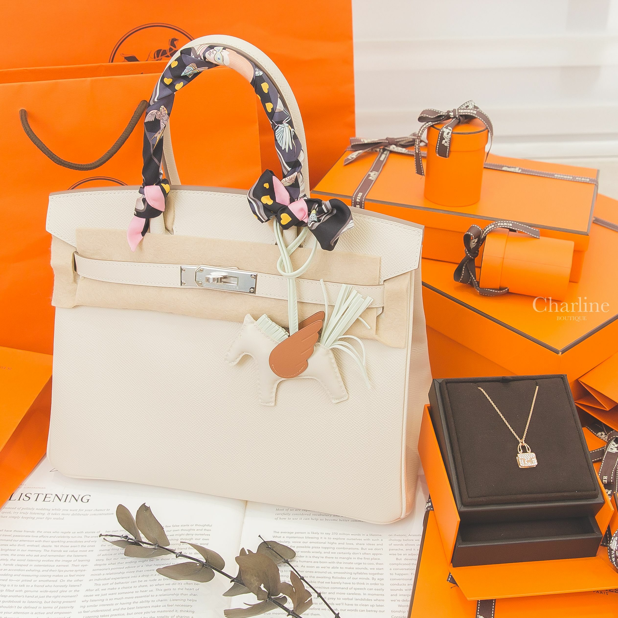 Hermès 玫瑰金鑲鑽康康包墜飾項鍊,Hermès 黑色/玫瑰色/灰色/故事愛心絲巾,Hermès 奶昔白/氣泡綠/焦糖色小飛馬,Hermès Birkin 30cm 奶昔白銀釦-Charline Boutique 精品代購