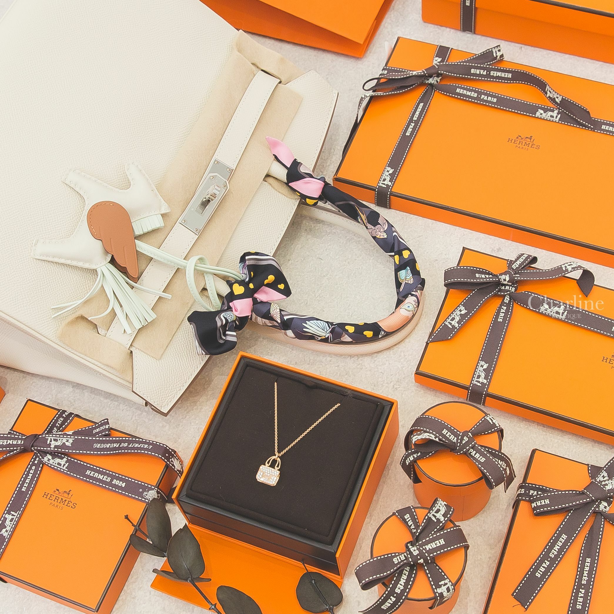 Hermès 玫瑰金鑲鑽康康包墜飾項鍊,Hermès 黑色/玫瑰色/灰色/故事愛心絲巾,Hermès 奶昔白/氣泡綠/焦糖色小飛馬,Hermès Birkin 30cm 奶昔白銀釦-Charline Boutique 精品代購