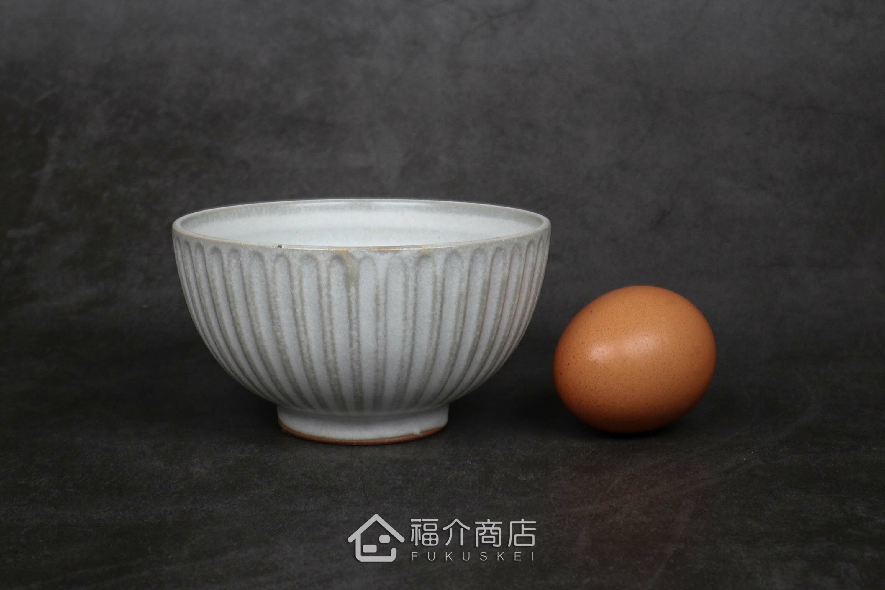 盛裝食物的陶瓷材質白色飯碗與土雞蛋合照