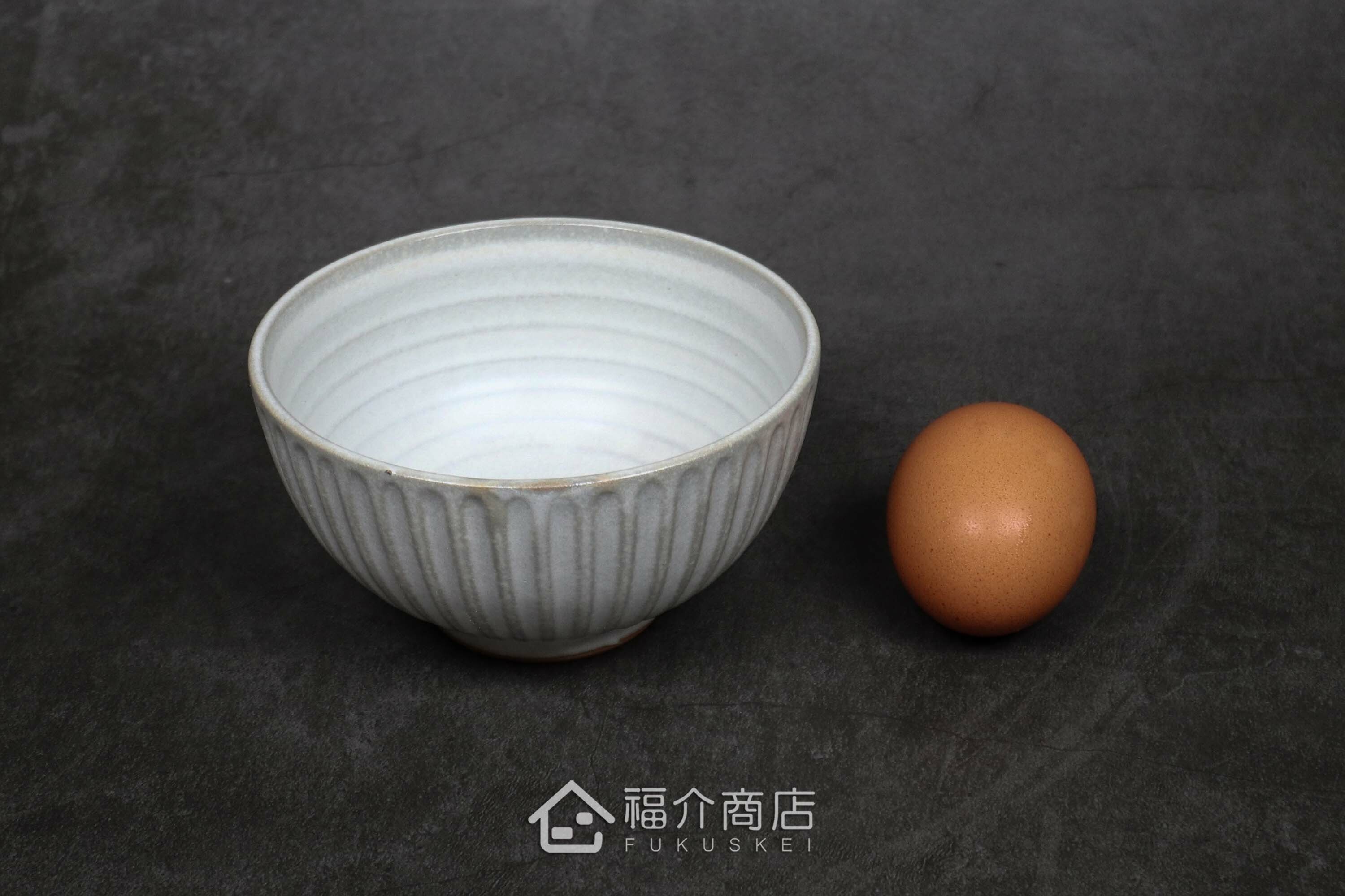 盛裝食物的陶瓷材質白色飯碗與土雞蛋合照