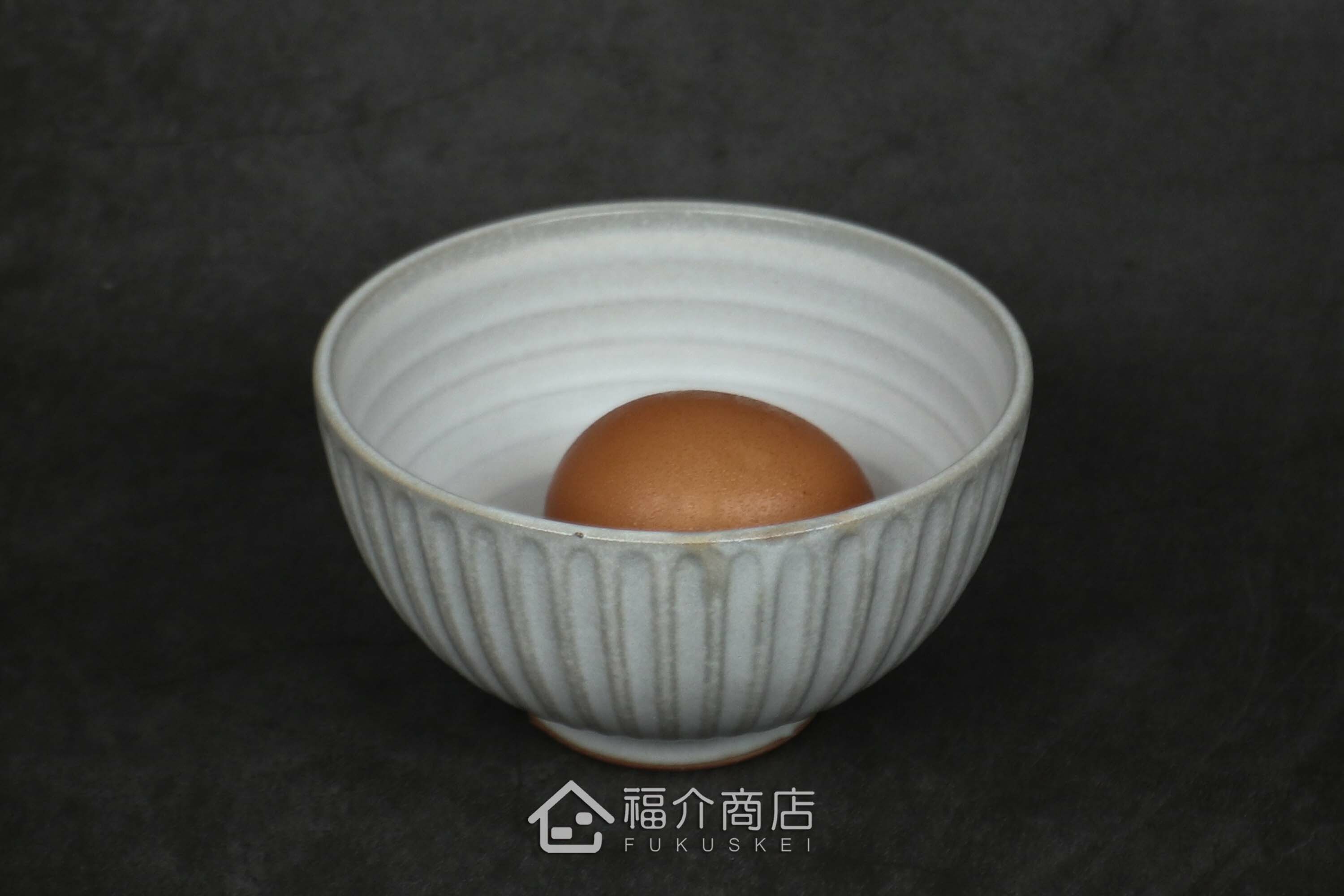 盛裝食物的陶瓷材質白色飯碗與土雞蛋合照