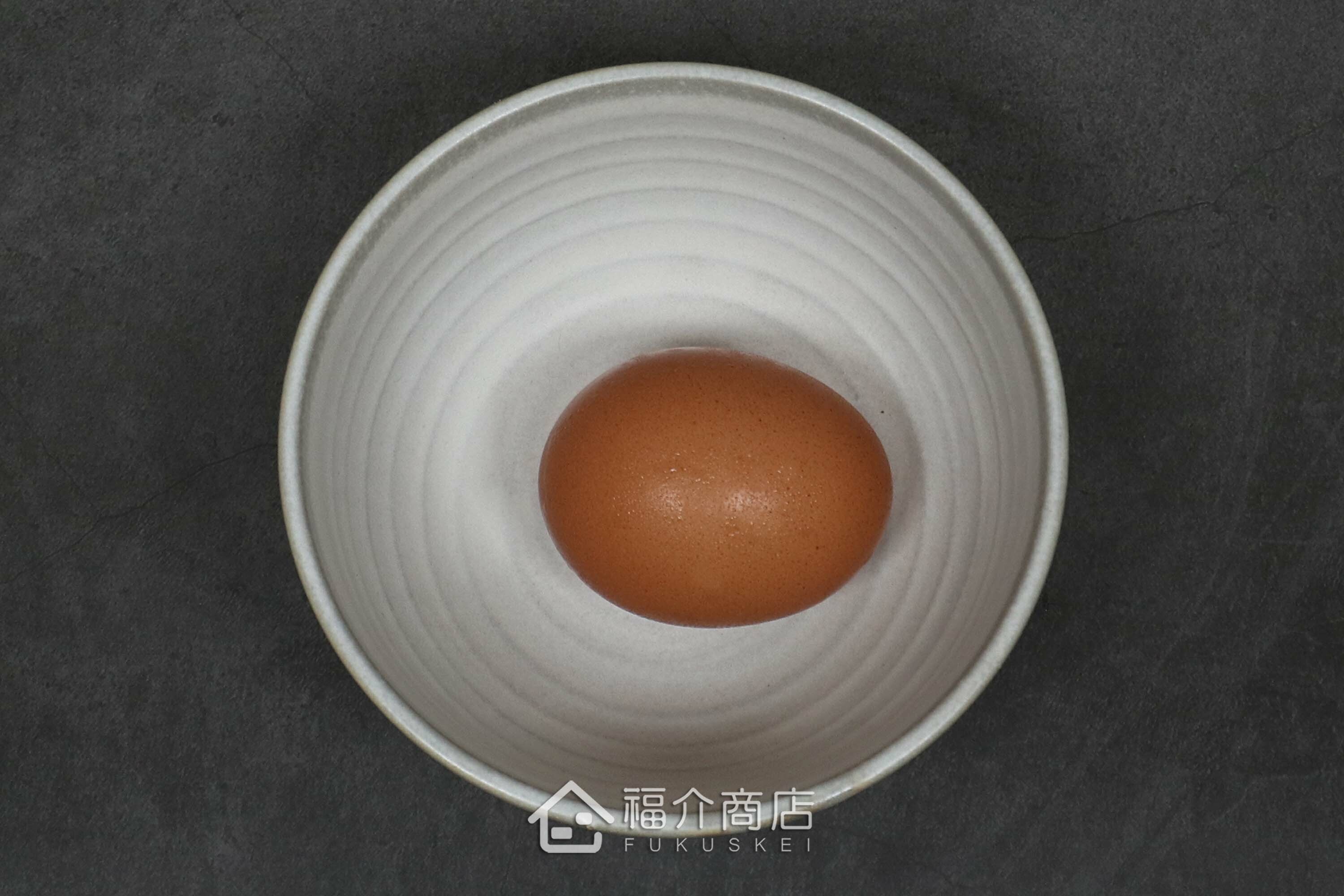 盛裝食物的陶瓷材質白色飯碗與土雞蛋合照