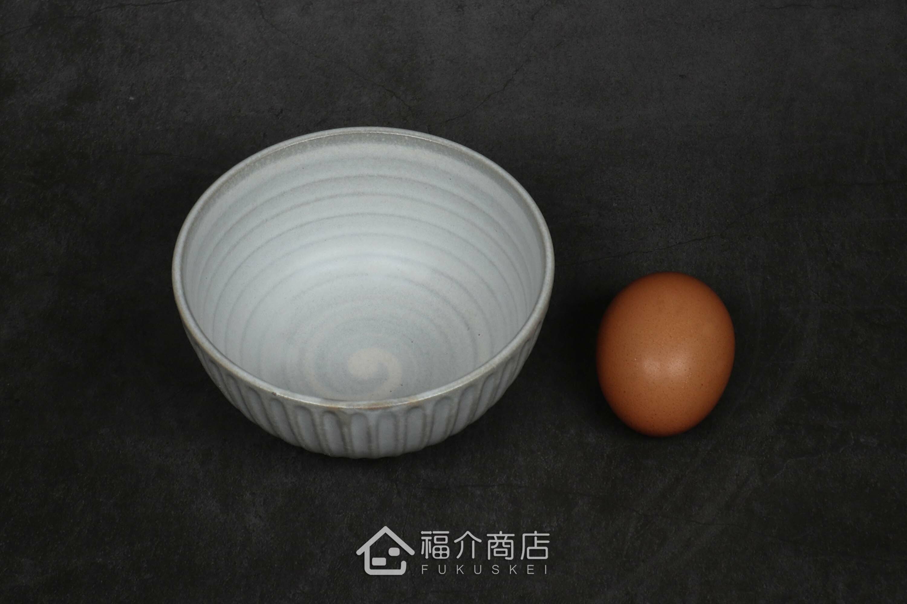 盛裝食物的陶瓷材質白色飯碗與土雞蛋合照