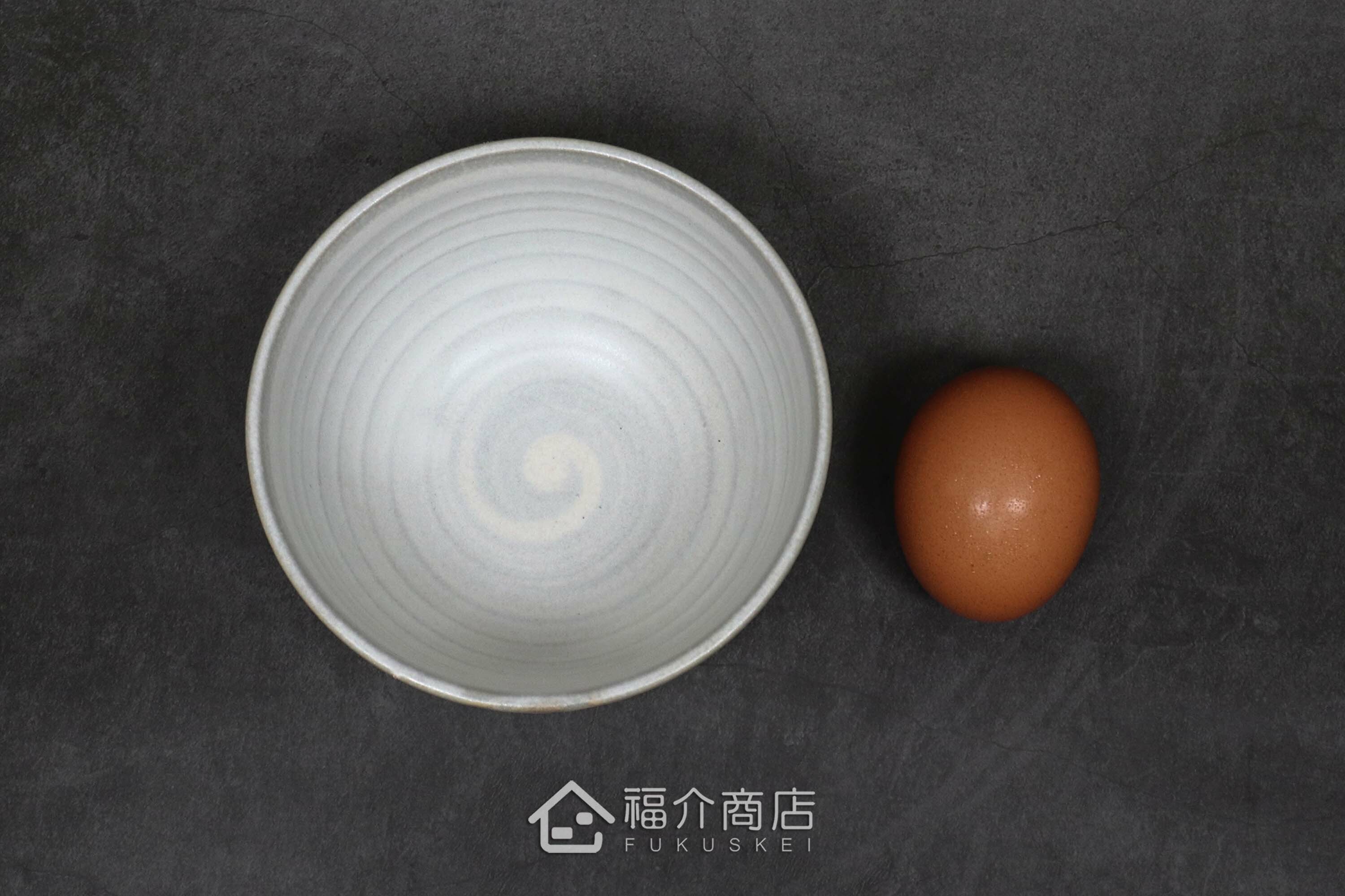 盛裝食物的陶瓷材質白色飯碗與土雞蛋合照