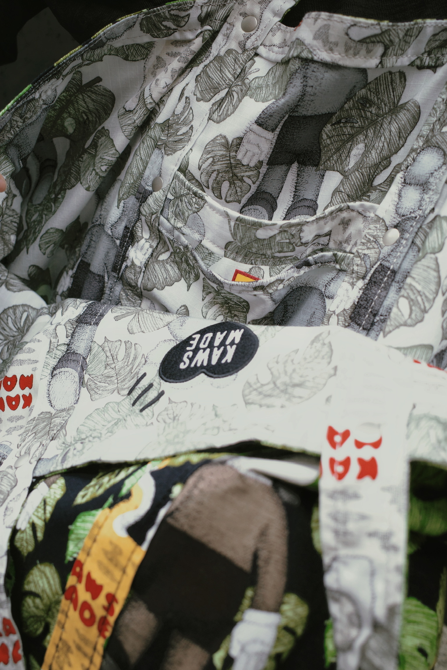 <快速出貨>HUMAN MADE KAWS  雙面迷彩花紋 大提袋