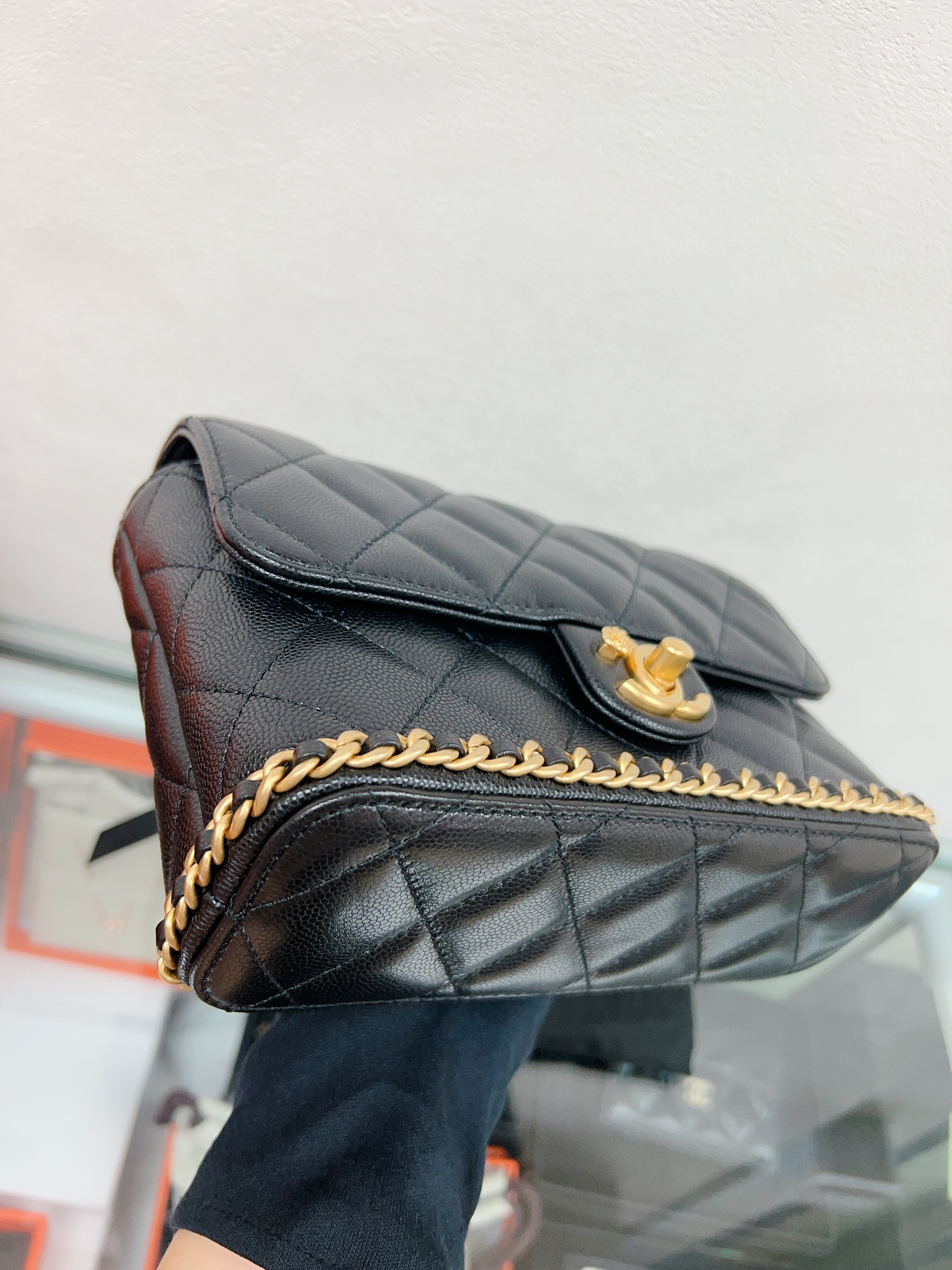 *Unused* Chanel flap bag 23k (black caviar/ GHW)