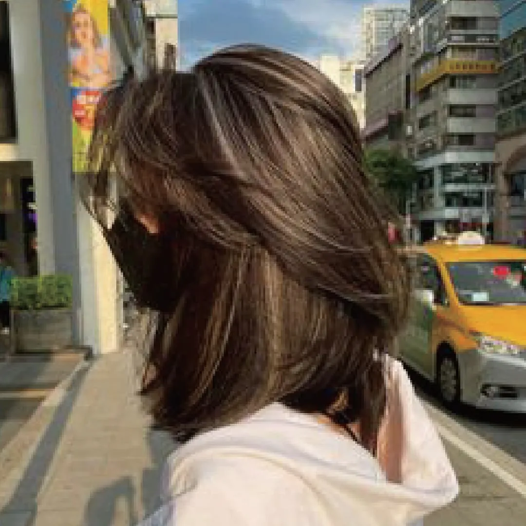 B.one's gray hair highlights work - This highlight color is suitable for dark skin or any skin tone