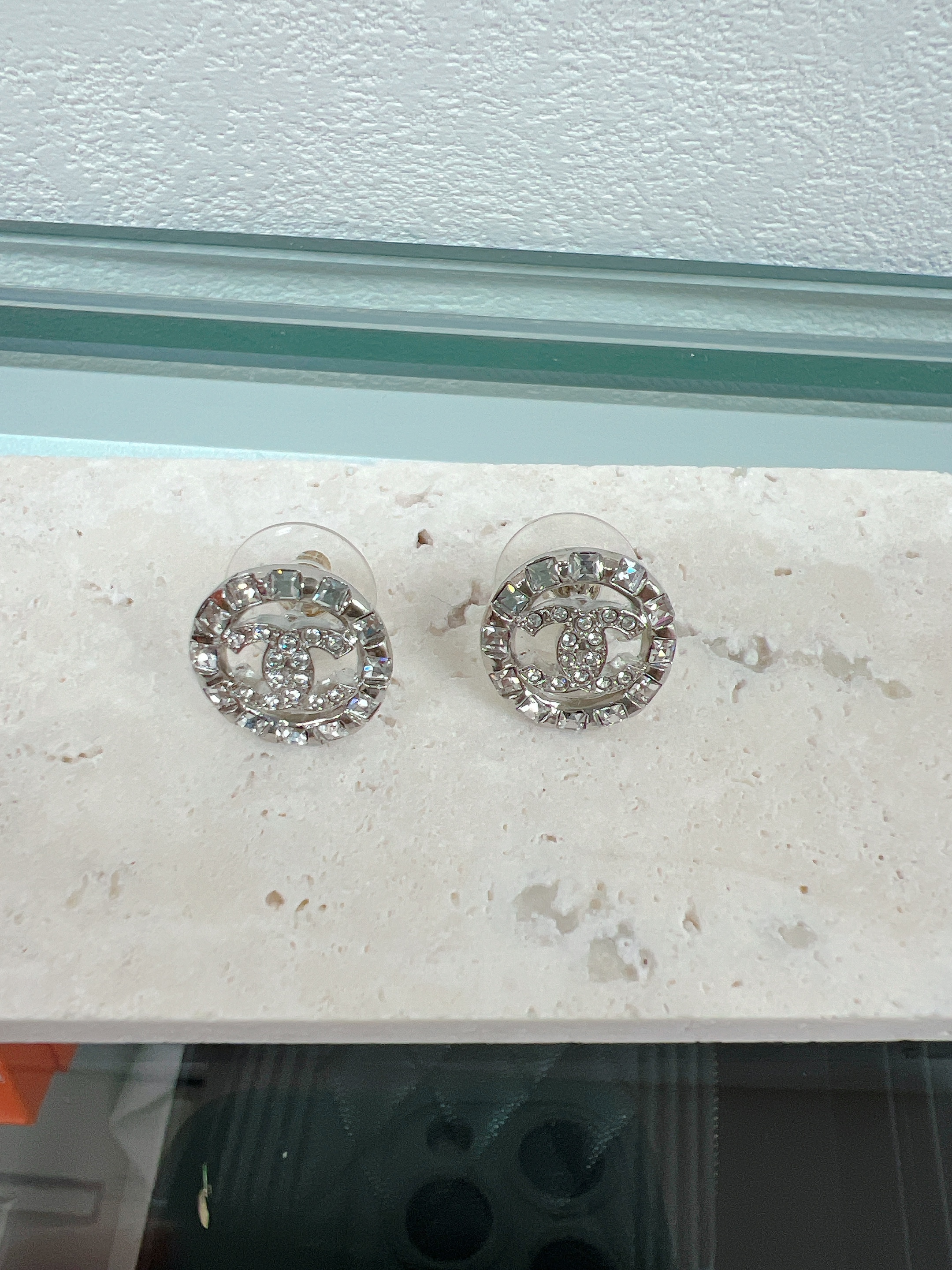 Chanel earrings round crystal 22p