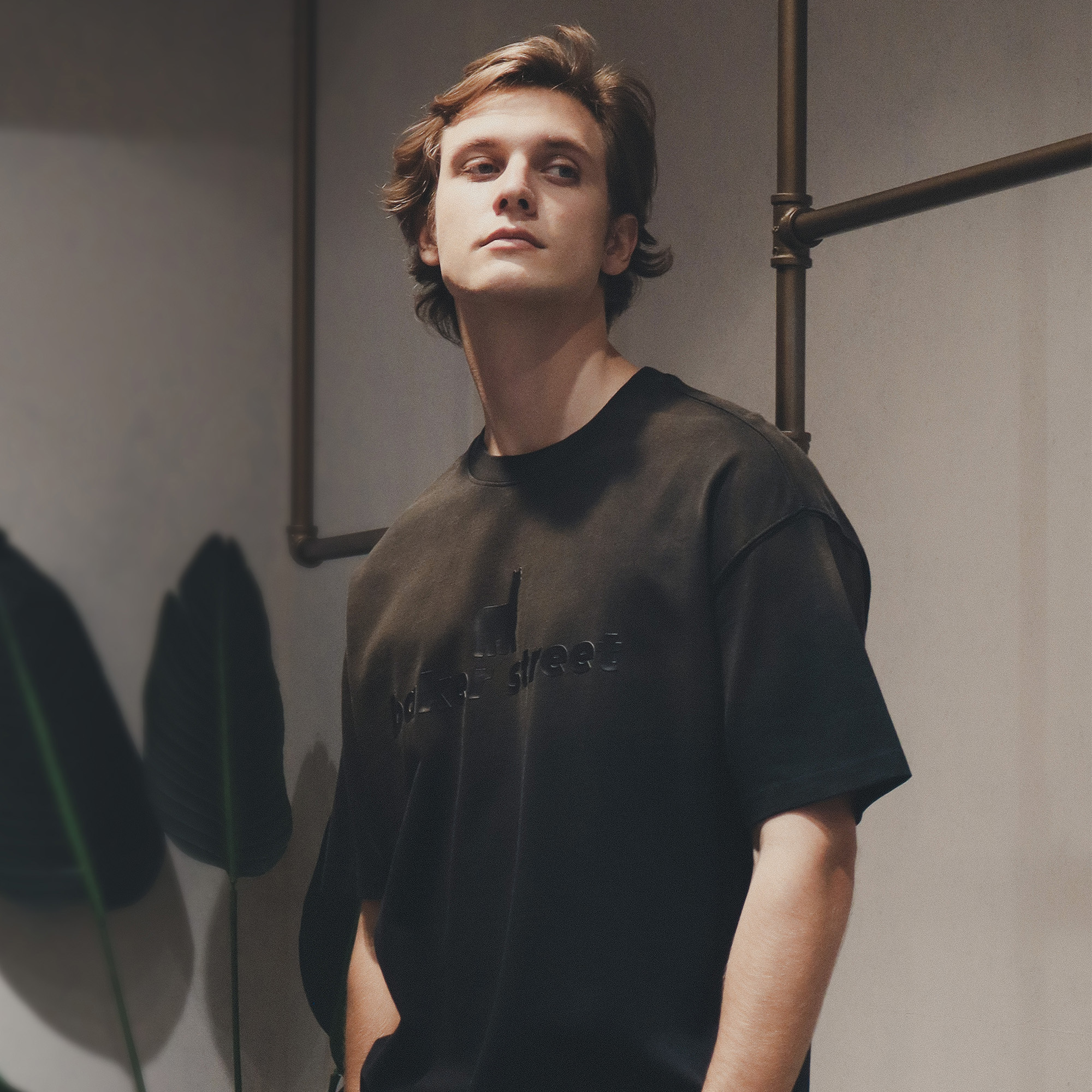 黑色羊駝印花洗舊T恤