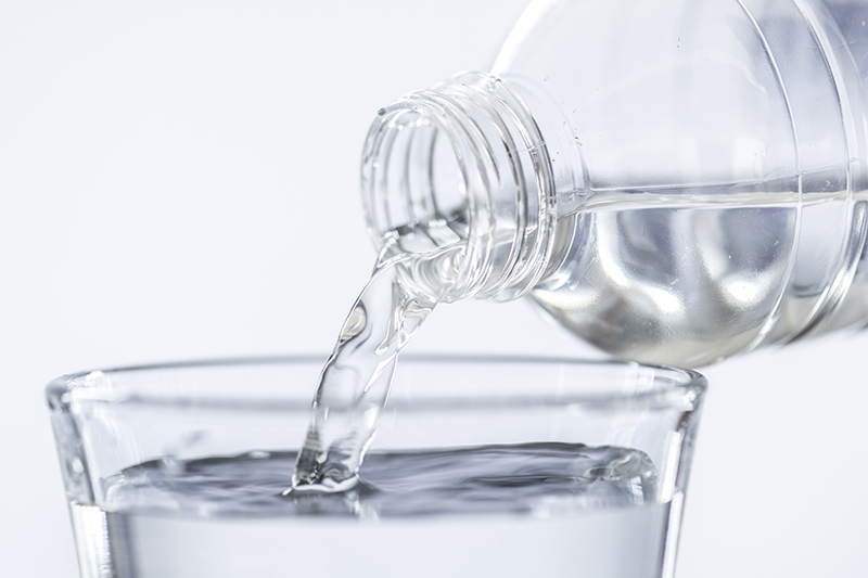 加水站的水倒進水杯裡