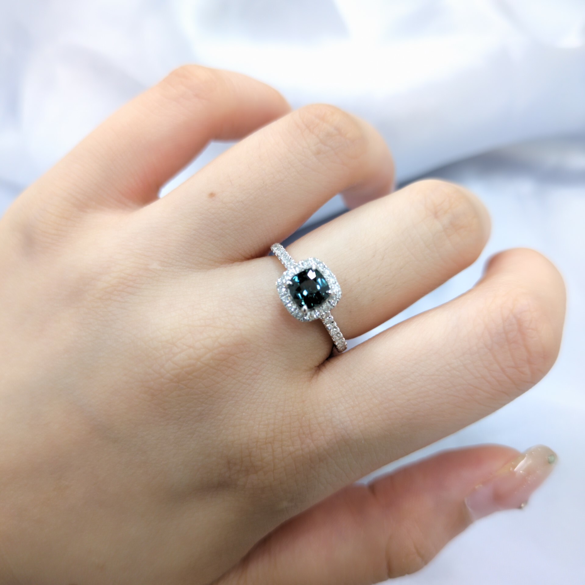 18K White Gold 0.67ct Spinel and Diamond Ring