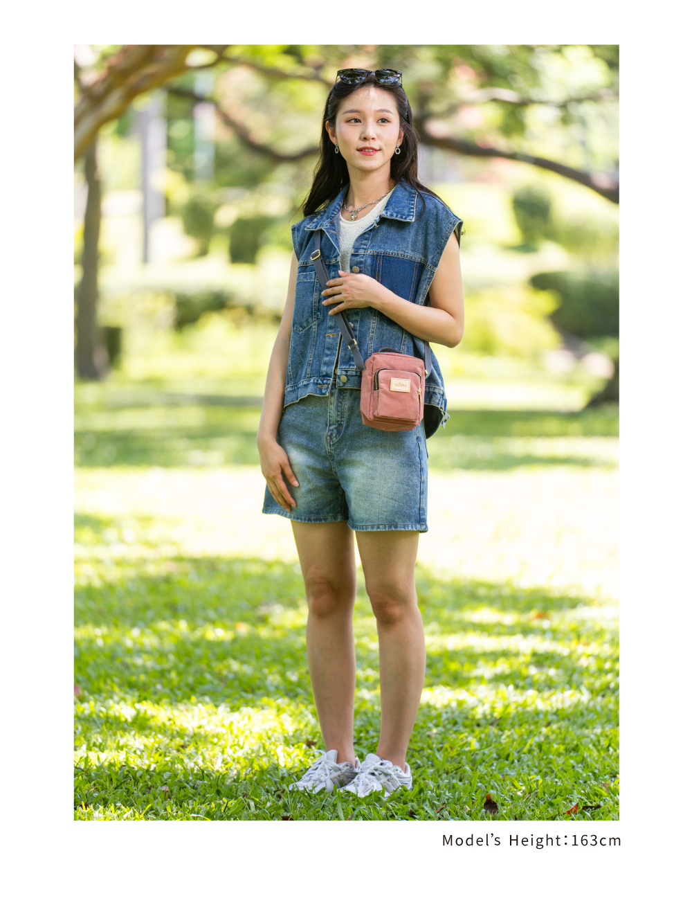 satana Soldier 放假趣迷你斜背包 陶土紅 SOS2150-620 身高比例照