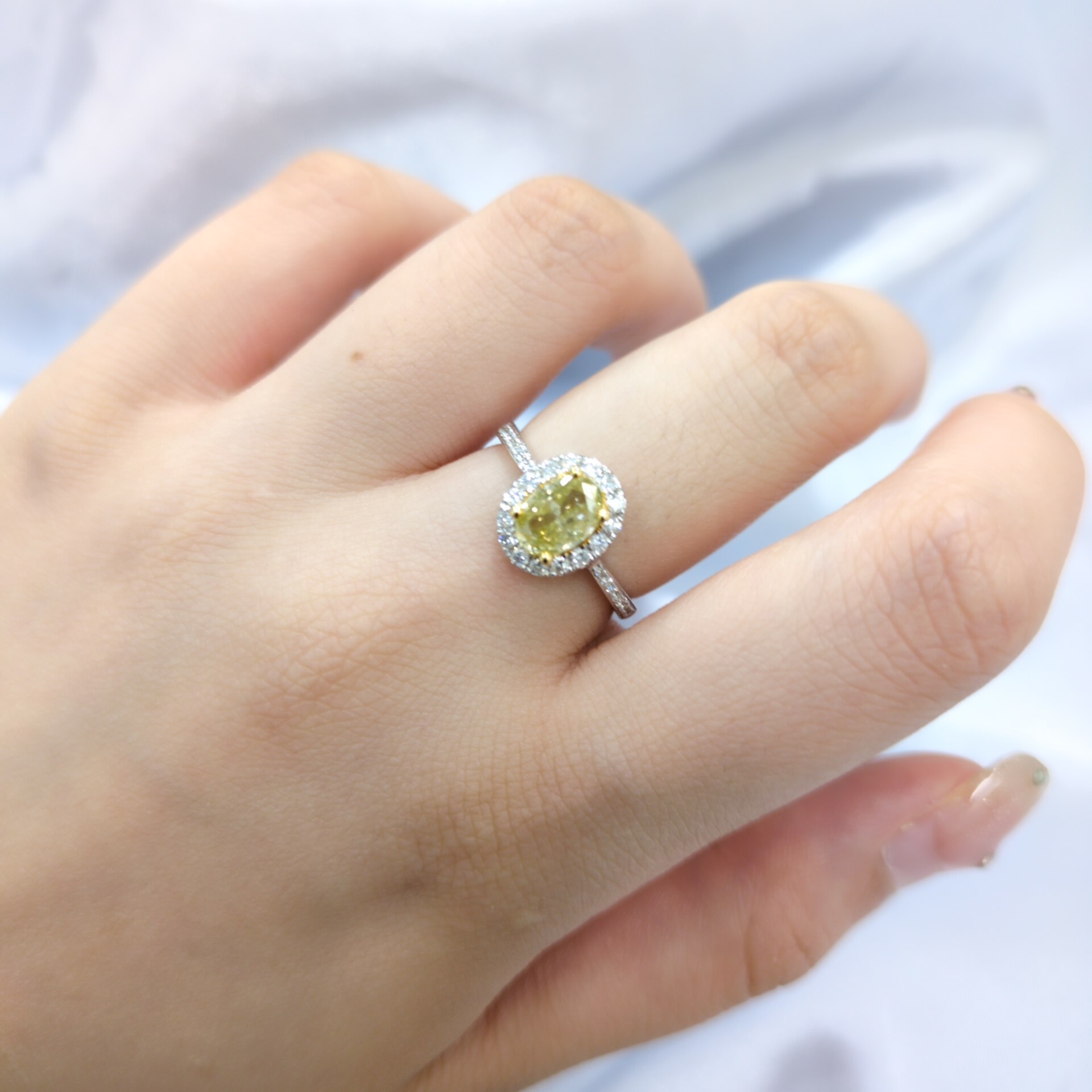 18K Gold 1.00ct Fancy Yellow Oval Cut Diamond Ring