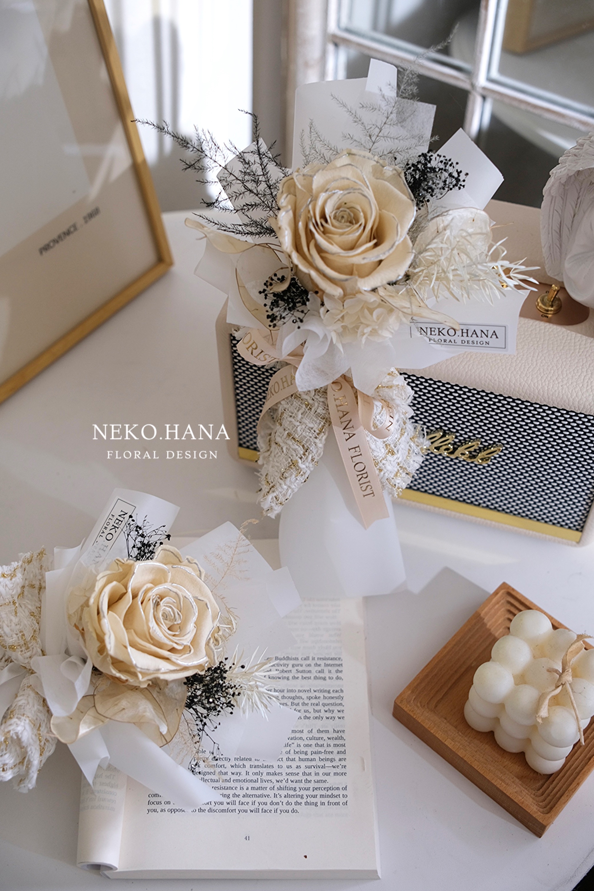 小香風永生玫瑰花束（白金系）