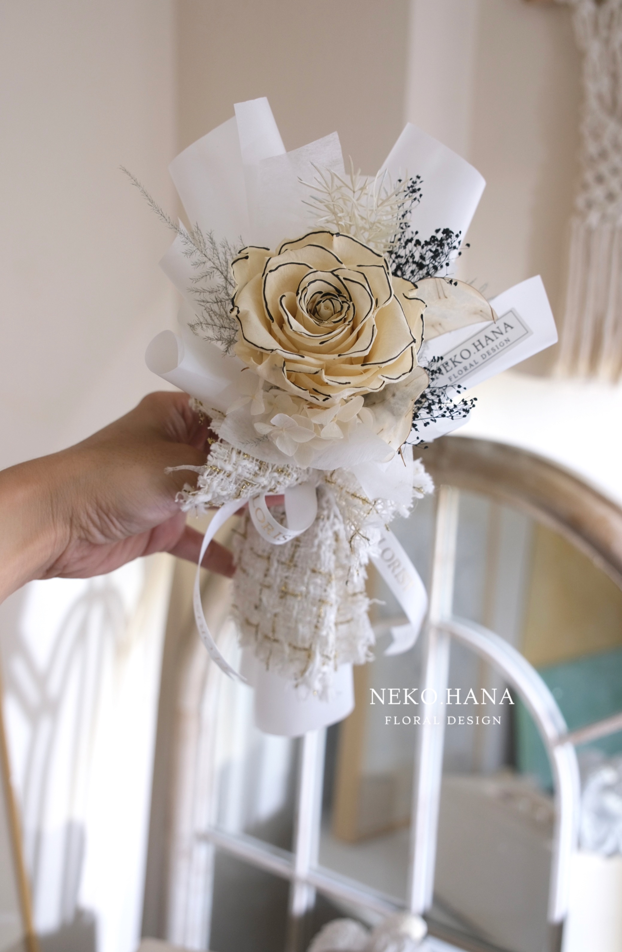 小香風永生玫瑰花束（白金系）